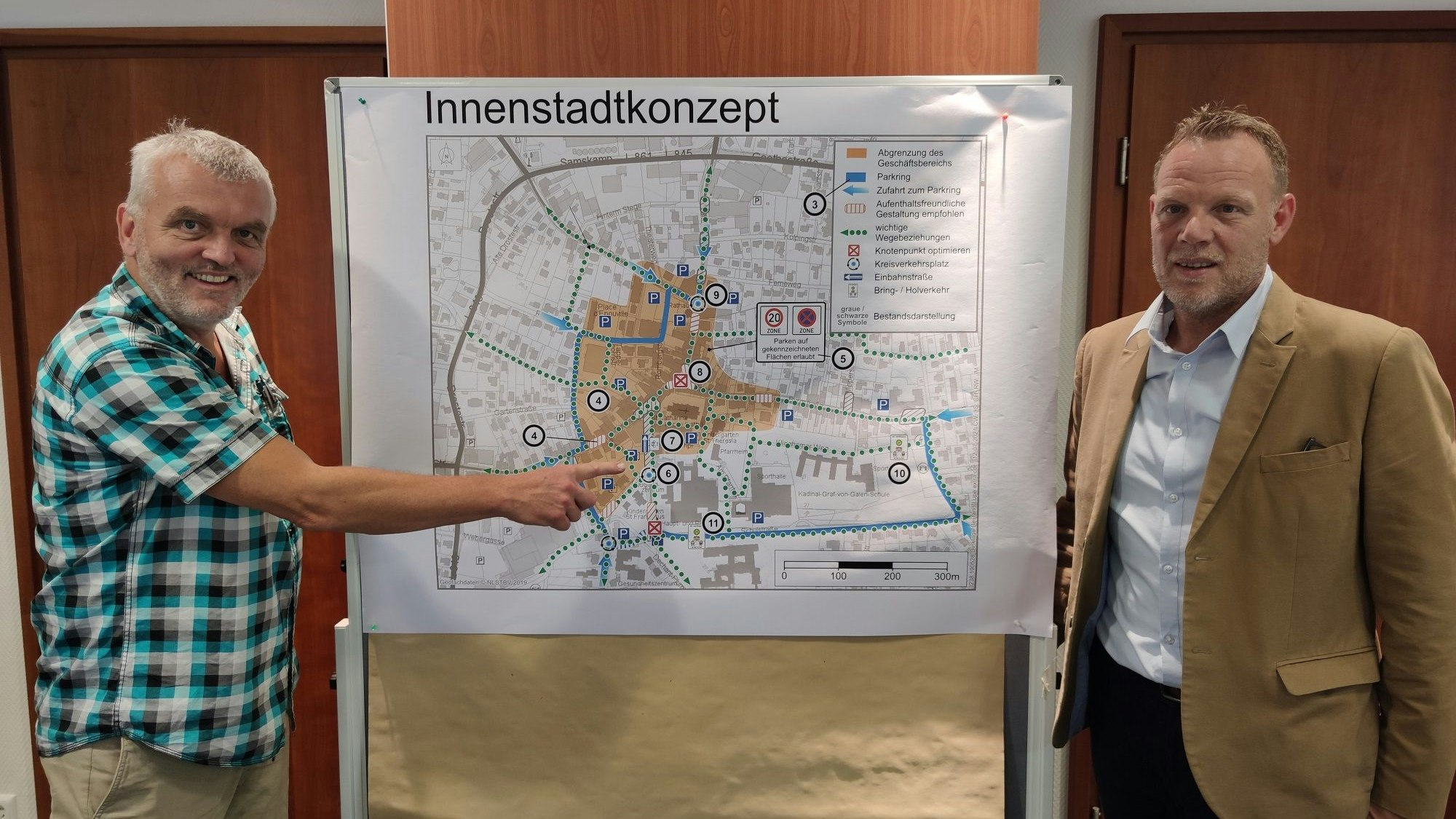 Überzeugt vom Verkehrskonzept für die Innenstadt: Planer Heinz Mazur (links) und Dinklages Bürgermeister Frank Bittner. Foto: Röttgers<br>