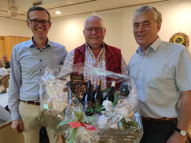 Dank für 20 Jahre Ehrenamt: Rainer Schulte (Mitte) leistete seit 2002 Vorstandsarbeit. Die beiden Vorsitzenden Norbert Moormann (rechts) und Thomas Hammoor (links) dankten ihm. Foto: Röttgers