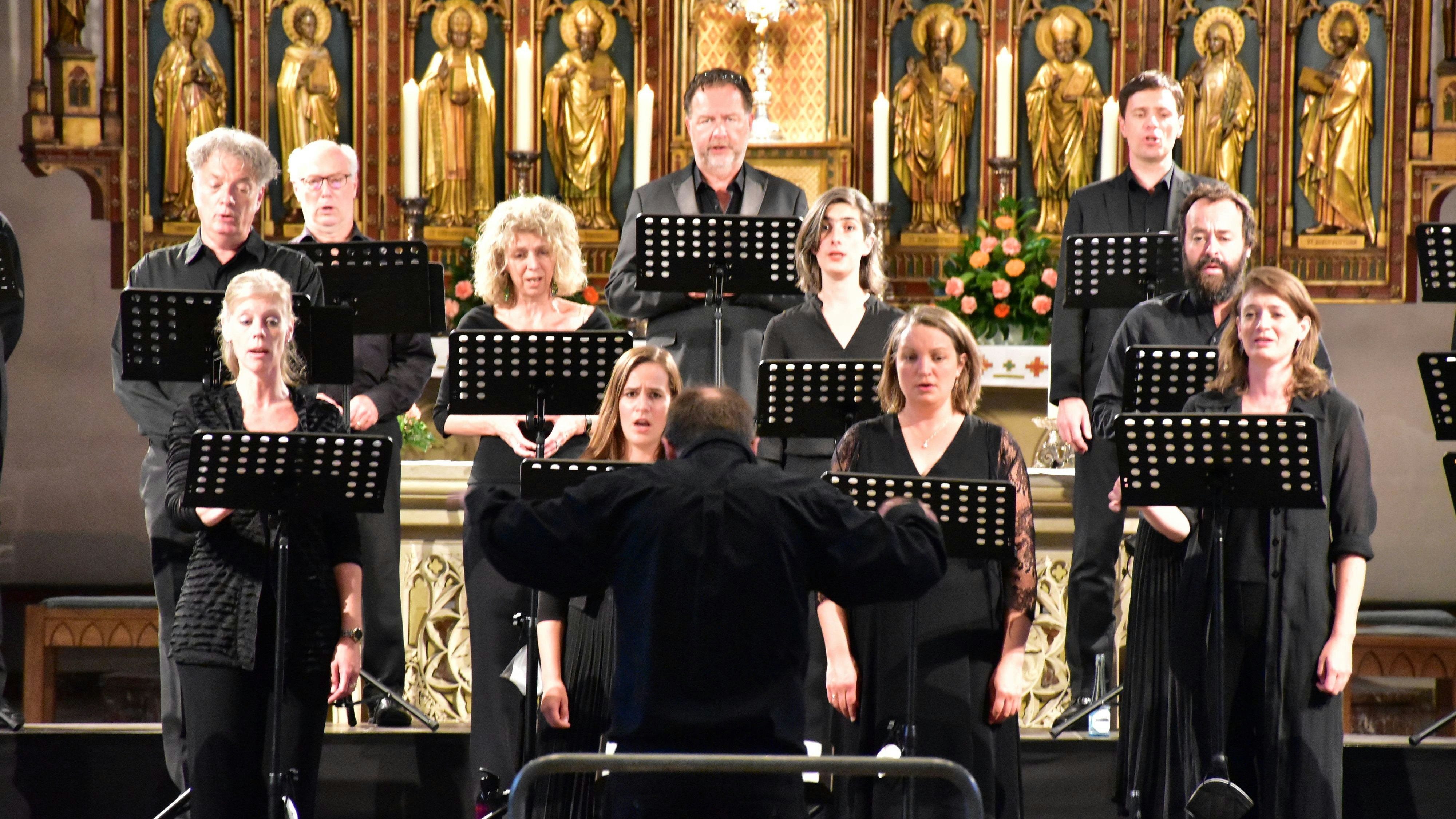 9 von 24: Die Sängerinnen und Sänger der Cappella Amsterdam faszinierten ihre Zuhörer in Damme mit der Arvo-Pärt-Komposition „Kanon Pokajanen“. Foto: Lammert