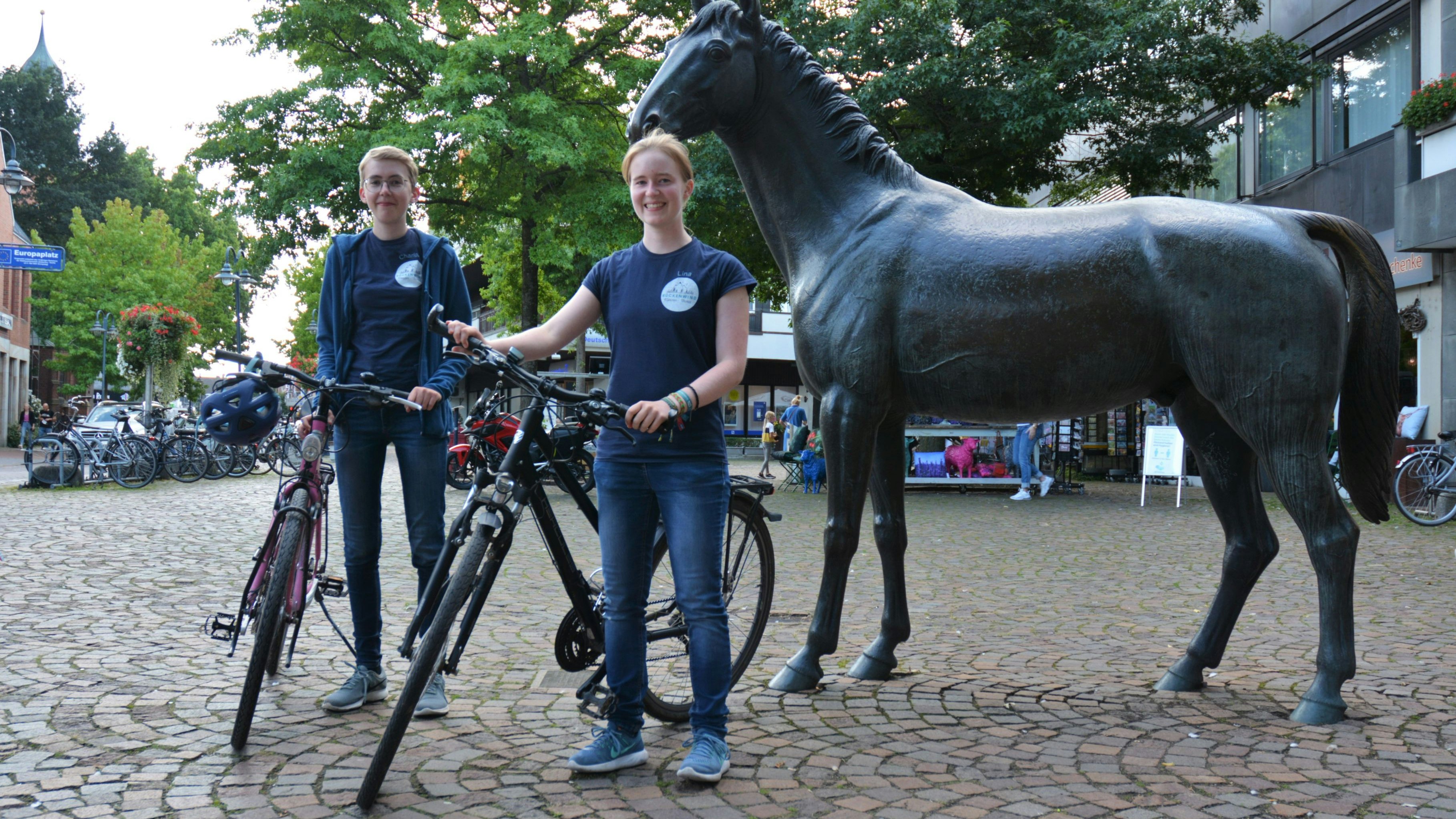 11 Tage, 900 Kilometer, 3 Kilogramm Müsli: Auf der Strecke von München nach Hamburg haben (von links) Charlotte Havers und Lina Kröger viel erlebt. Foto: E. Wenzel