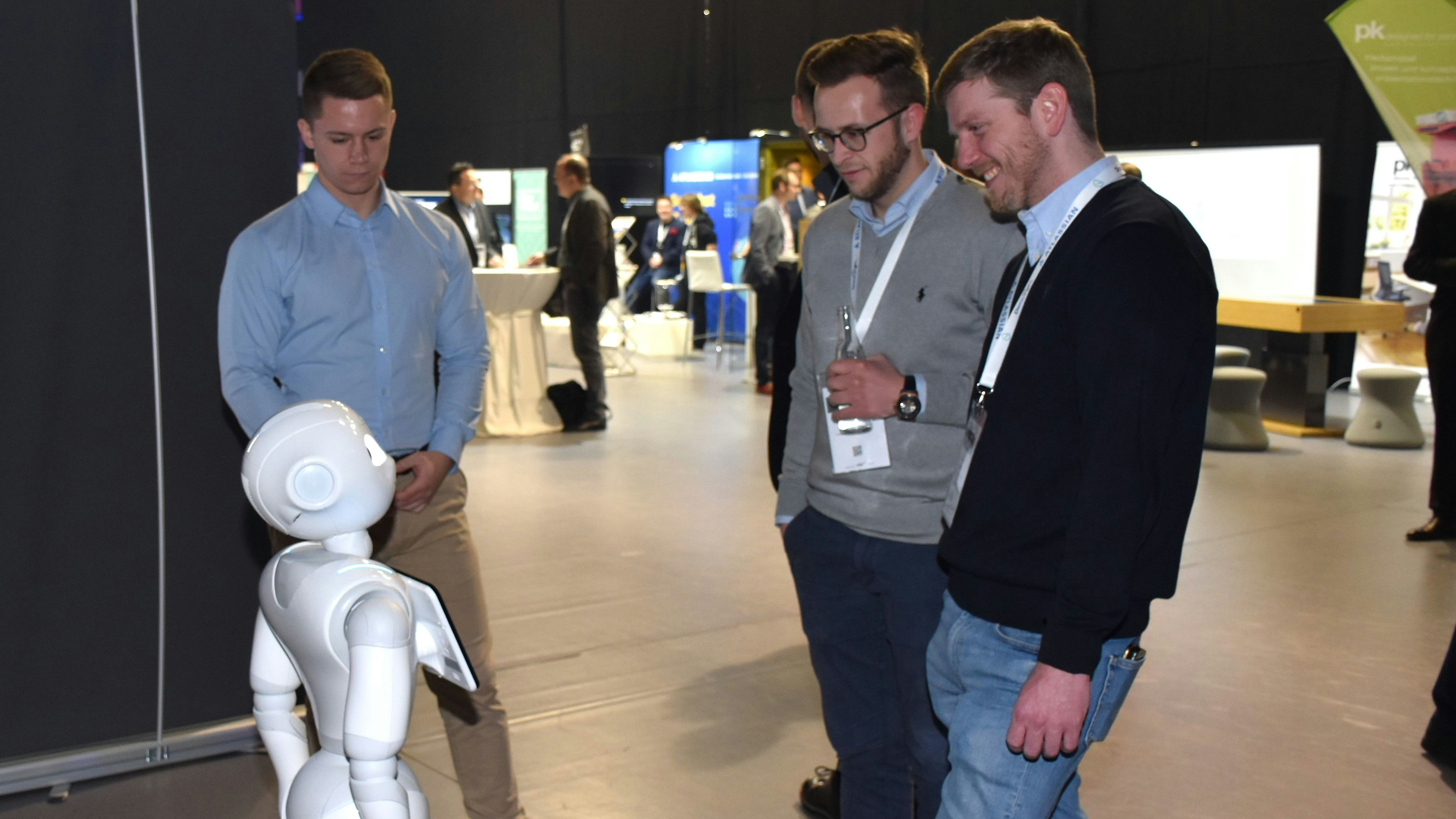 Zog im März 2019 auf der "VillageCon" viele Neugierige an: Der humanoide Roboter „Pepper“ war seinerzeit ein Sinnbild der aktuellen technischen Entwicklung im Robotersektor. Foto: Kühn