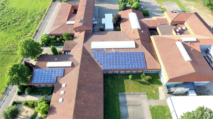 Eine der Photovoltaikanlagen der Genossenschaft ist auf Dachflächen der St.-Benedikt-Schule in Visbek installiert. Foto: Genossenschaft