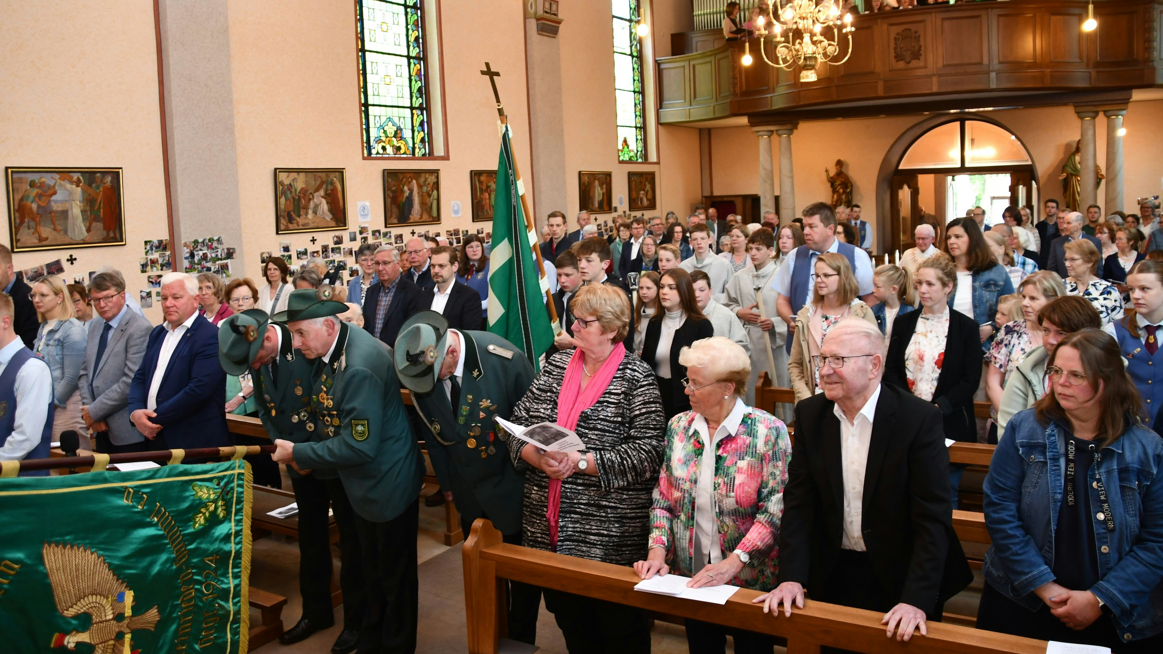 Volles Haus: Die Benstruper feierten den 100. Geburtstag der St.-Bonifatius-Kirche. Foto: August Huesmann