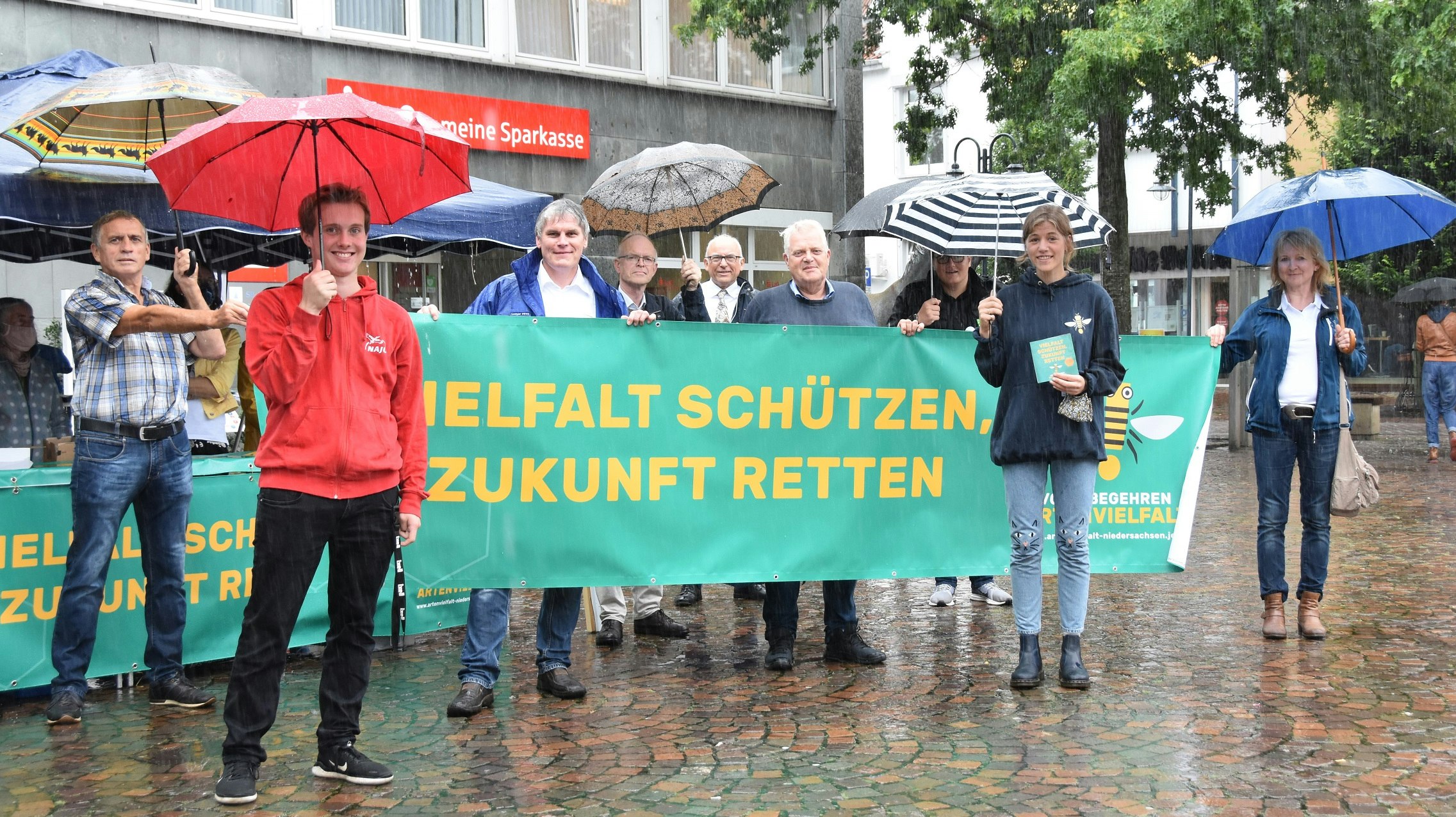 Auftakt des Volksbegehrens in Vechta: Vertreter des Aktionsbündnisses präsentierten die Initiative auf dem Neuen Markt. Foto: Tzimurtas