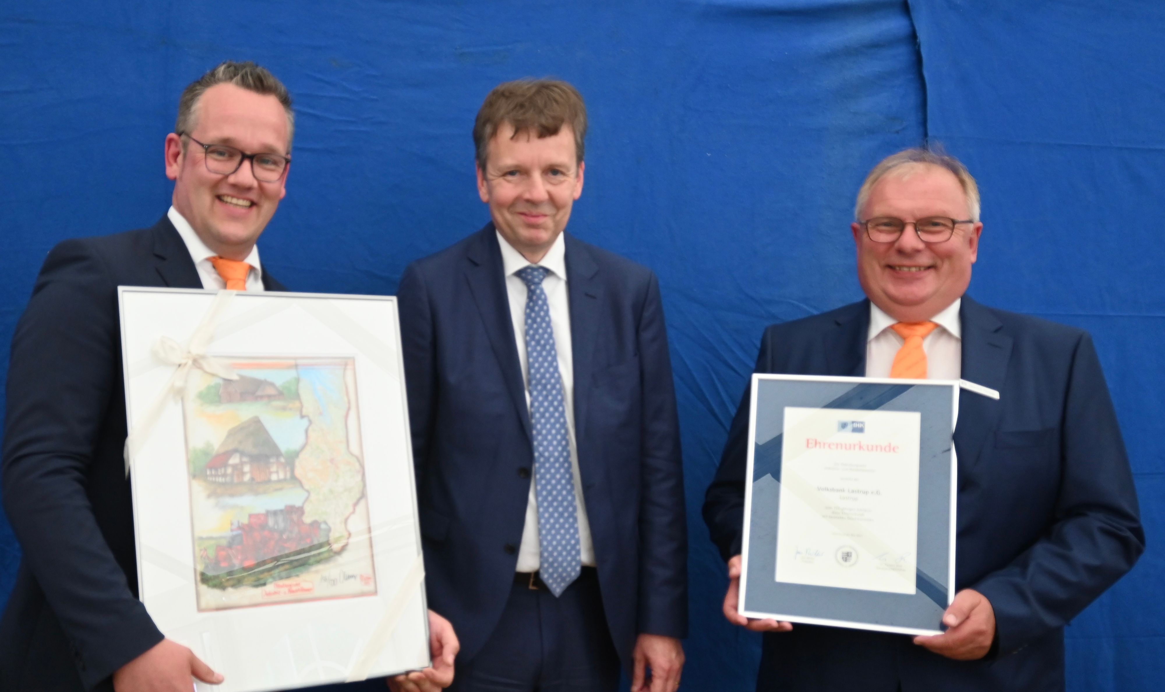 Zu den offiziellen Gratulanten gehörte auch die IHK Oldenburg: Die Bankvorstände Frank Bruns (links) und Heinrich Flerlage (rechts) mit IHK-Hauptgeschäftsführer Dr. Torsten Slink. Foto: Privat