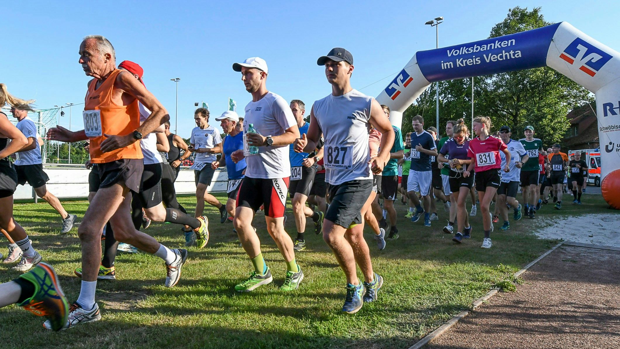 Startszene im Jahr 2019: Damals waren 193 Läufer am Start. Das Brockdorfer Orga-Team hofft auf eine ähnliche Zahl am Freitag. Foto: Wenzel