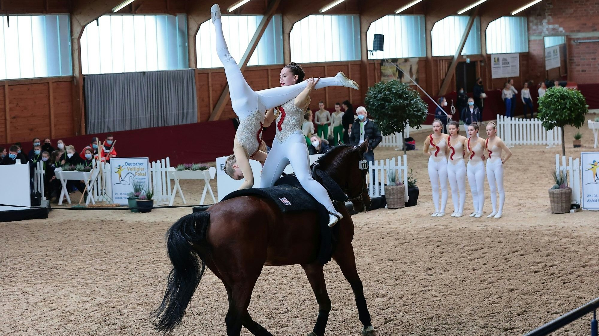 Akrobatisch: Julia Blömer (links) und Marie Gründing bei einer gemeinsamen Übung beim Deutschen Voltigierpokal. Foto:&nbsp;Bernd Thierolf
