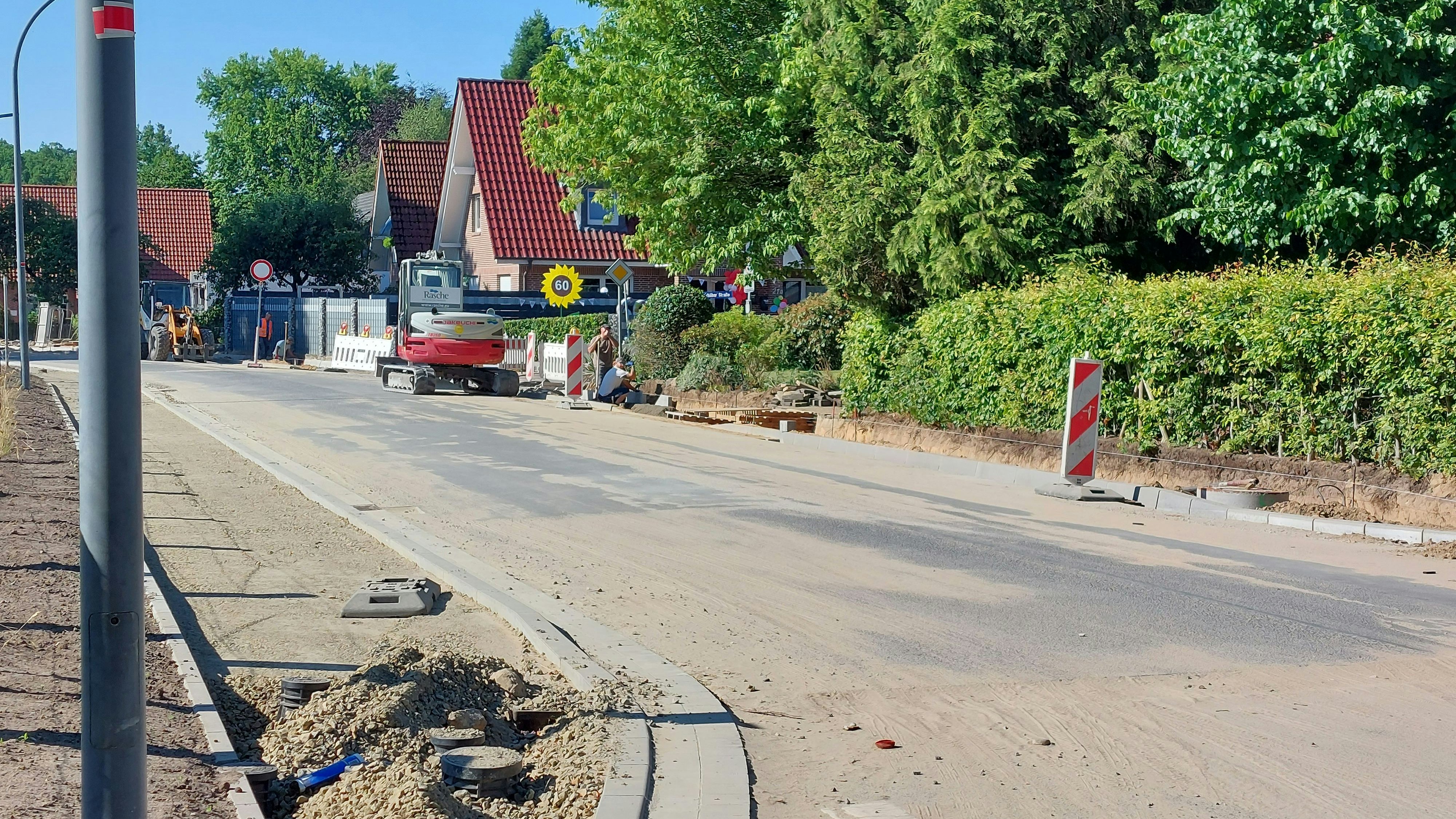 Bald wieder freie Fahrt: Die Sanierungsarbeiten in der Vresser Straße werden in der 32. Kalenderwoche abgeschlossen. Foto: Wienken