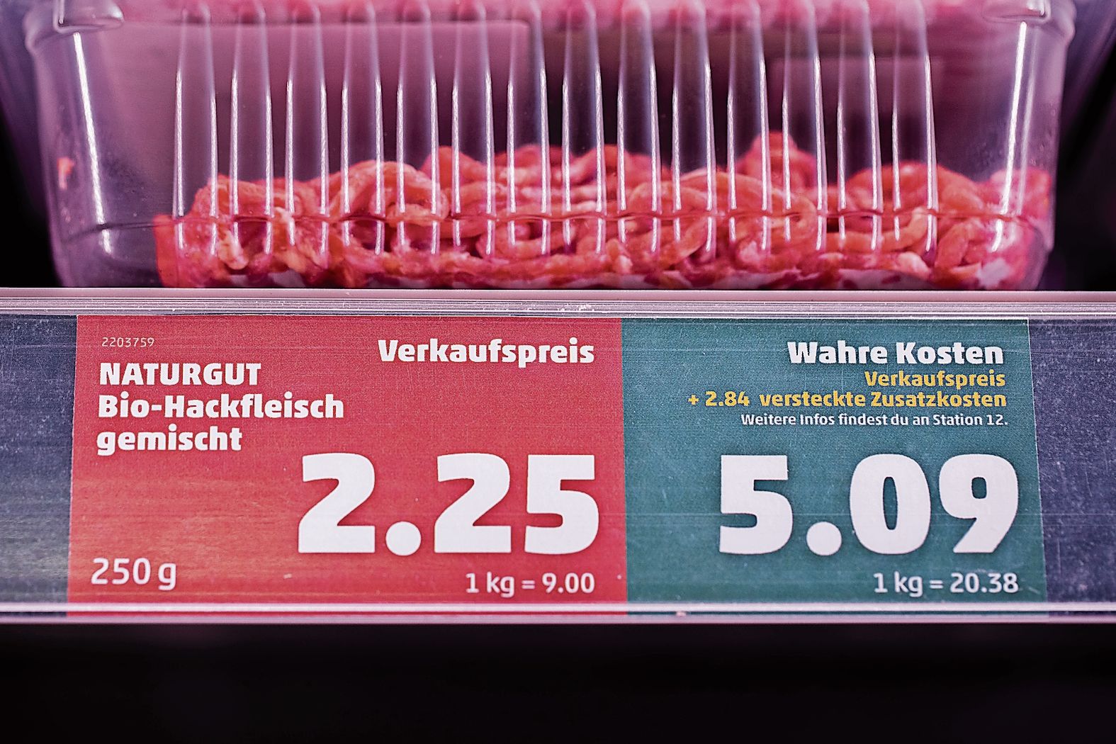 Doppelter Preis: Der Discounter Penny schildert die „wahren Kosten“ zurzeit in einem Berliner Geschäft aus. Foto: dpa