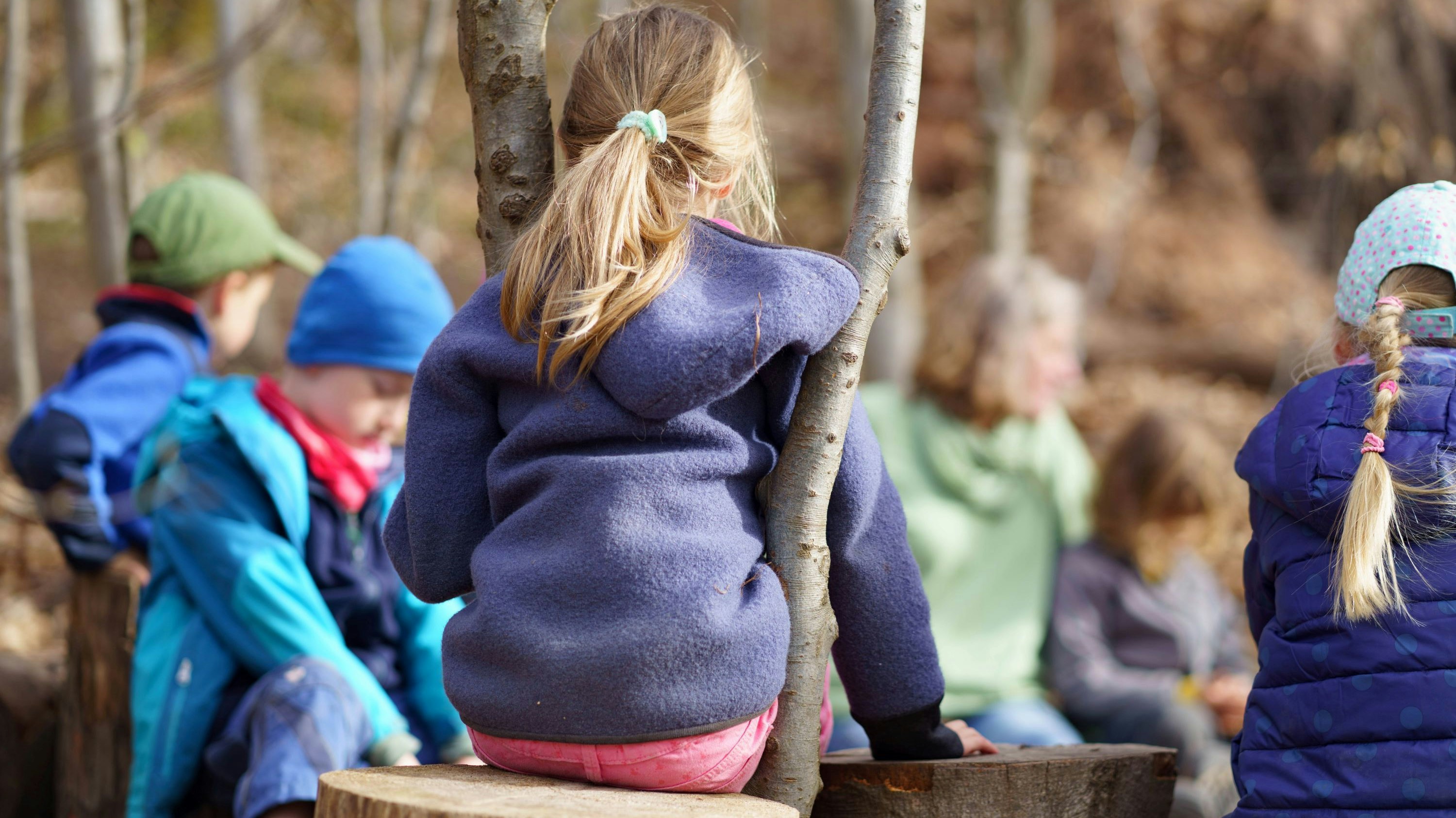 Kindern die Natur näher bringen: Das ist vor allem in einem Waldkindergarten täglich möglich. Foto: dpa/Frank Rumpenhorst