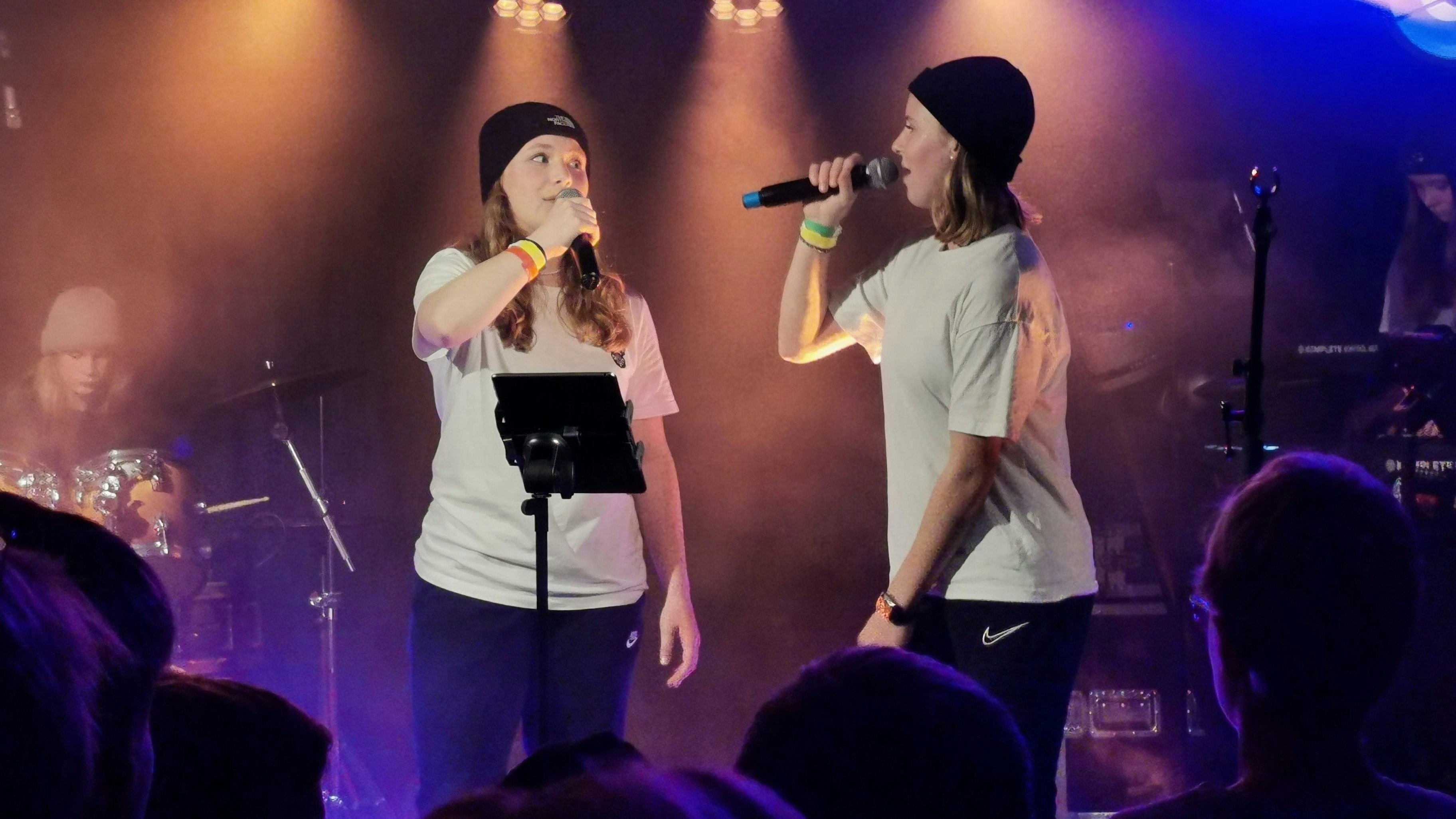 Mit Gesang und Rap im Duett: Frida Nordlohne (links) und Thea Schlarmann von den „Beenies“. Foto: Seelhorst
