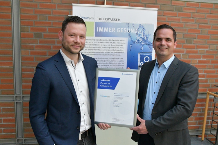 Wasserwerk-Leiter Diplom-Ingenieur Benjamin Kampers (links) und Bürgermeister Kristian Kater freuen sich über die Urkunde zur Klimaneutralität. Foto: Fischer Stadt Vechta