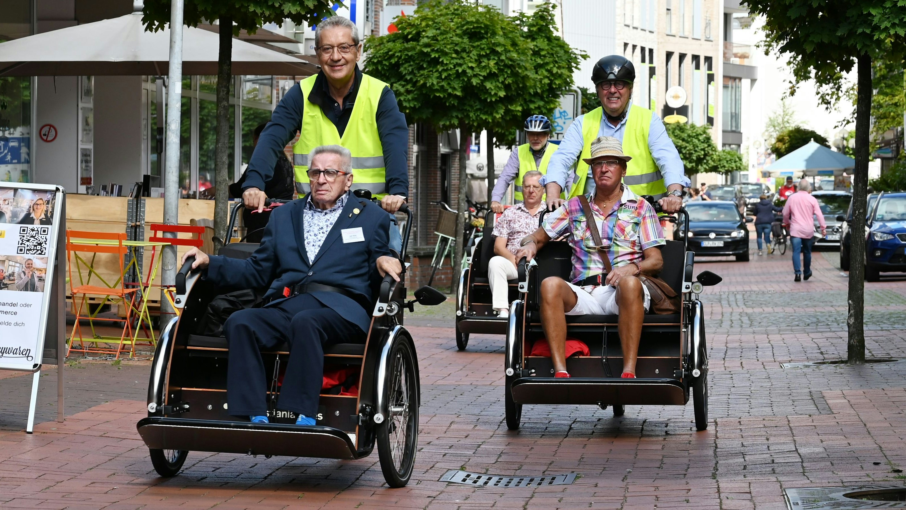 Mit der Rikscha durch Cloppenburg: Adi Röhr (vorne, links) hat am Dienstag seinen 80. Geburtstag gefeiert. Foto: Hermes