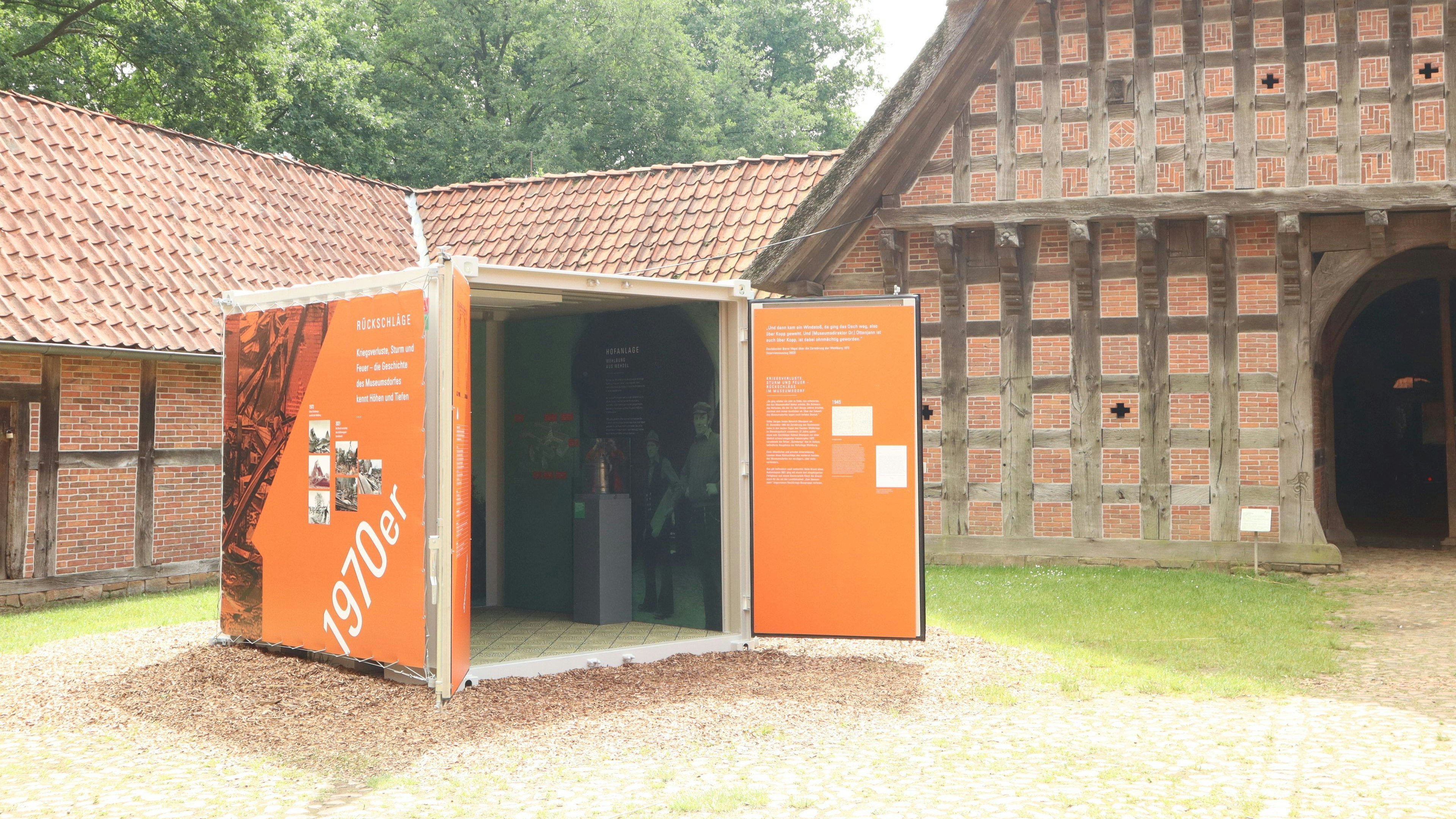 Im Museumsdorf stehen derzeit zusätzliche Infoboxen. Am Tag des offenen Denkmals ist der Eintritt ins Museumsdorf frei. Foto: Museumsdorf/Keßler