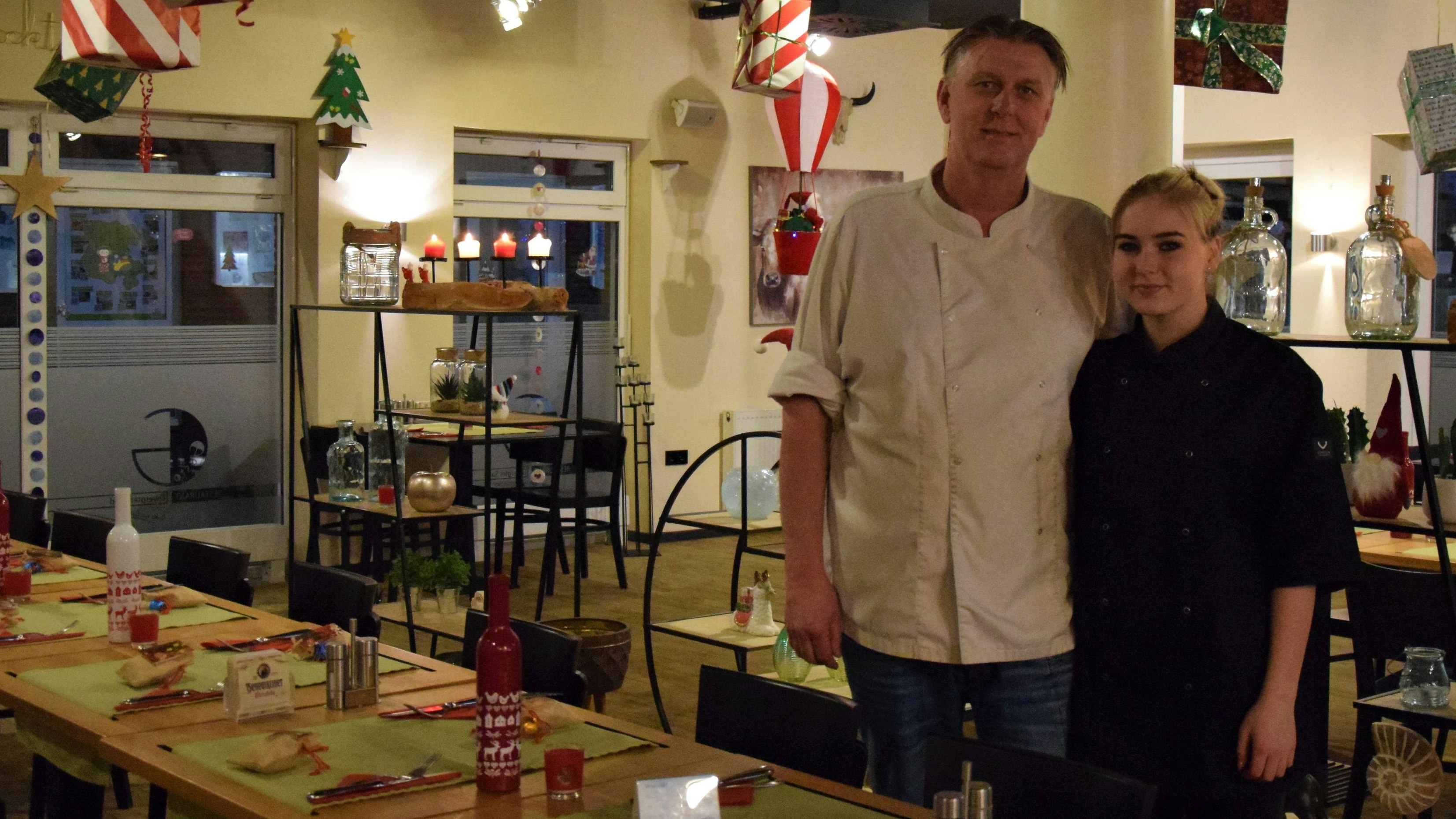 Gedeckter Tisch: Restaurantbetreiber Yuri Baart und seine Tochter Fay freuten sich auf ihre eingeladenen Gäste zum Abendessen. Foto: Hahn