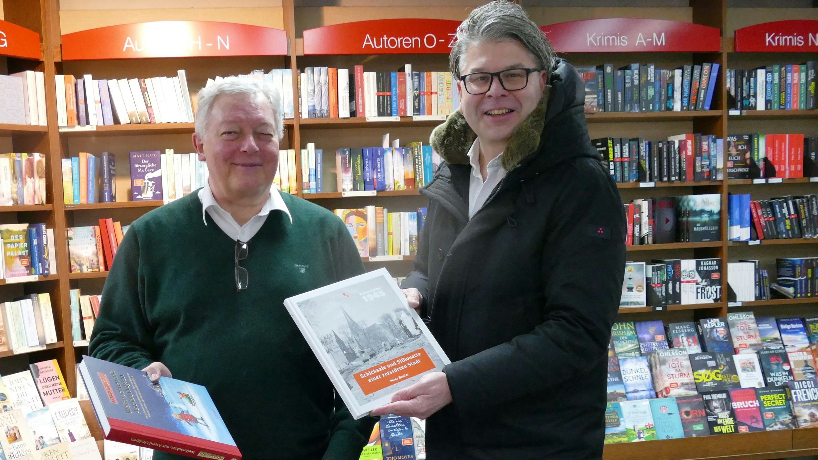 Auch Bücher gehen immer: Buchhändler Heiner Schepers (links) und HGV-Chef Frank Hanneken äußern sich zum Weihnachtsgeschäft.&nbsp; Foto: Stix