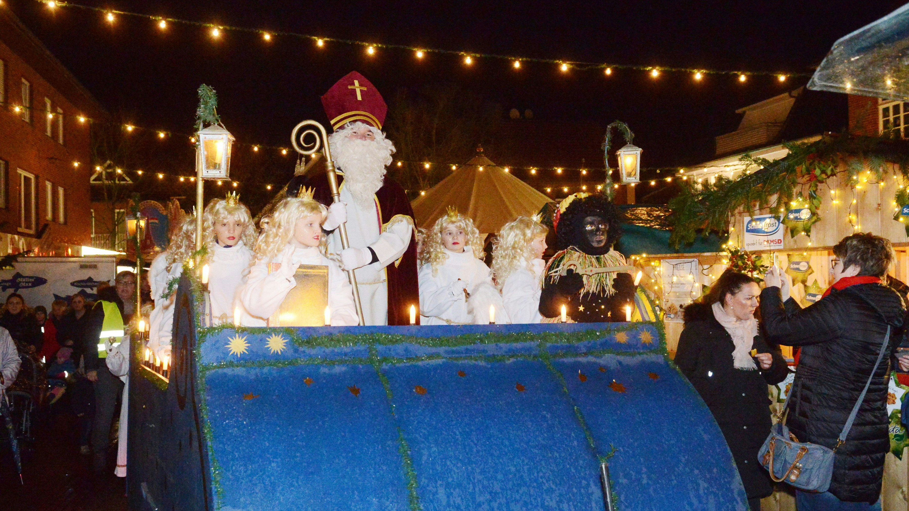 Löningen organisiert einen Weihnachtsmarkt: Für den 4. und 5. Dezember laden die Kaufleute in die kleine Budenstadt "Auf dem Gelbrink" ein. Höhepunkt ist der Nikolausumzug, der auf dem Weihnachtsmarkt endet. Archivfoto: Siemer