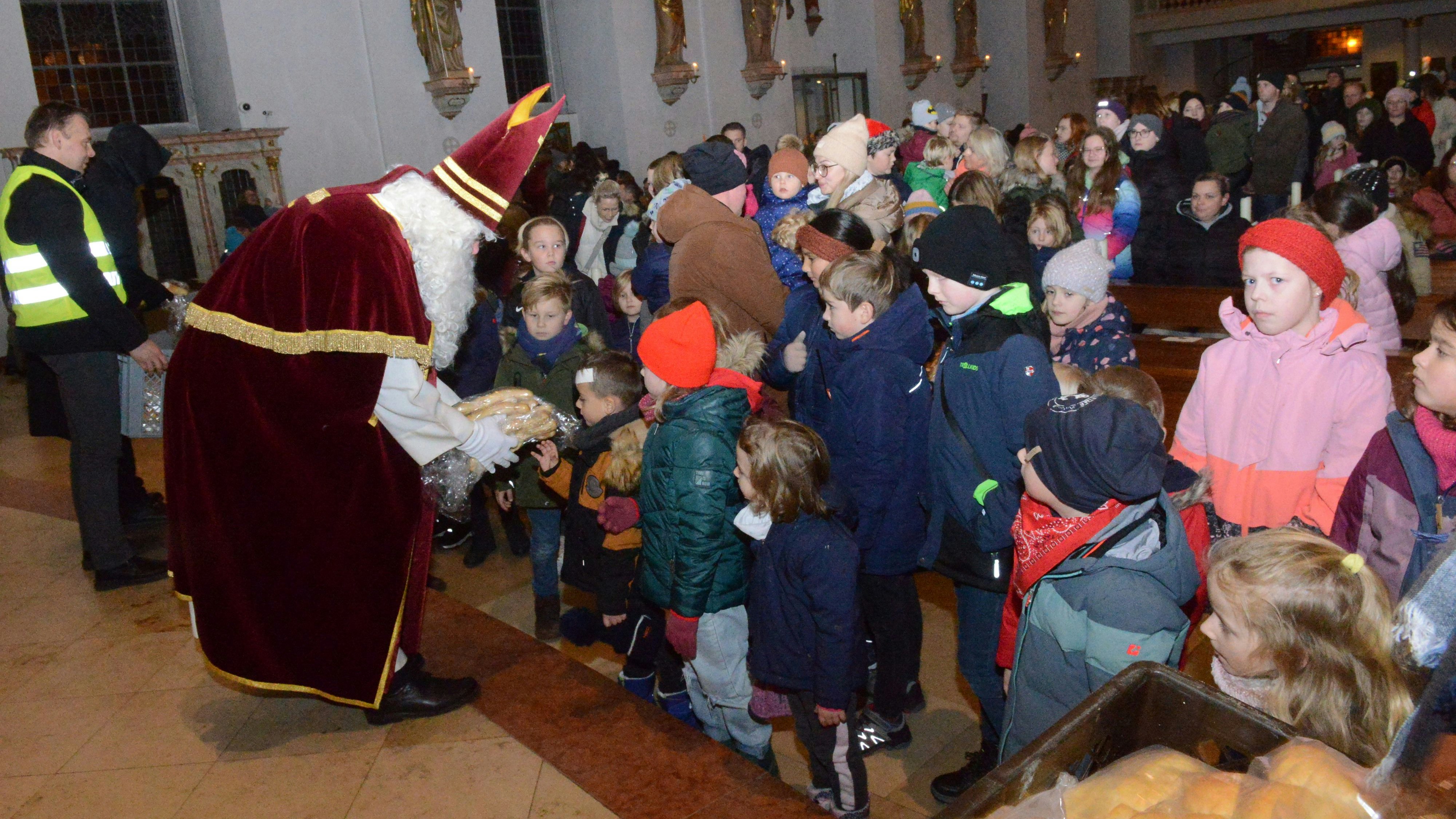 Andrang: Mehr als 800 Stutenkerle verteilte der Nikolaus in der St.-Vitus-Kirche. Begleitet wurde er von 20 Engelchen. Foto: Siemer