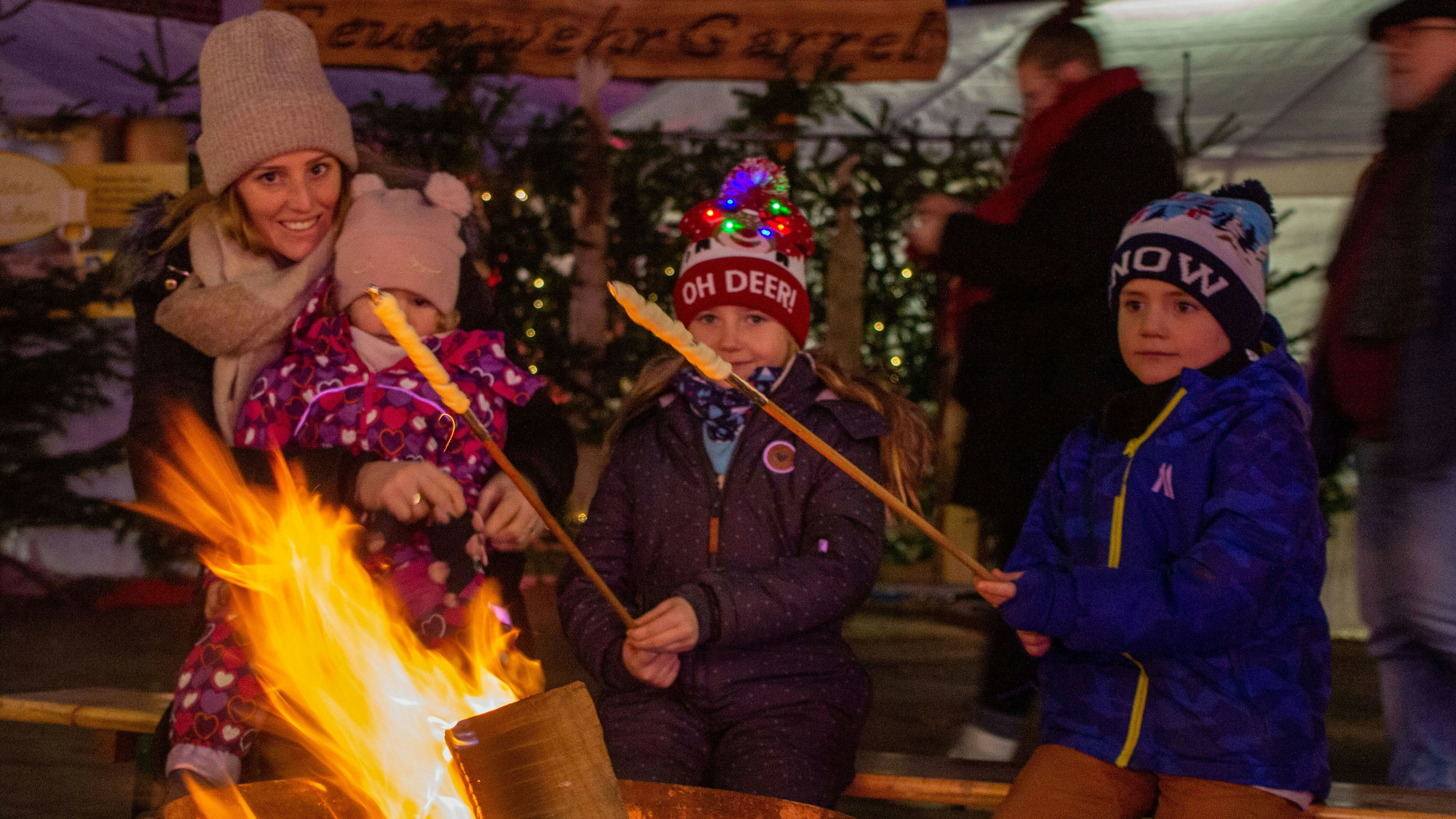 Gemeinschaft: Eltern mit ihren Kindern nutzten das lodernde Feuer zum Stockbrotbacken. Foto: Högemann