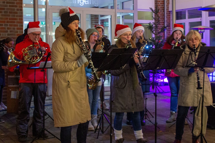 Feierlich: Zur Eröffnung des Weihnachtszaubers stimmte das Ausbildungsorchester des Musikvereins musikalisch ein. Foto: Högemann