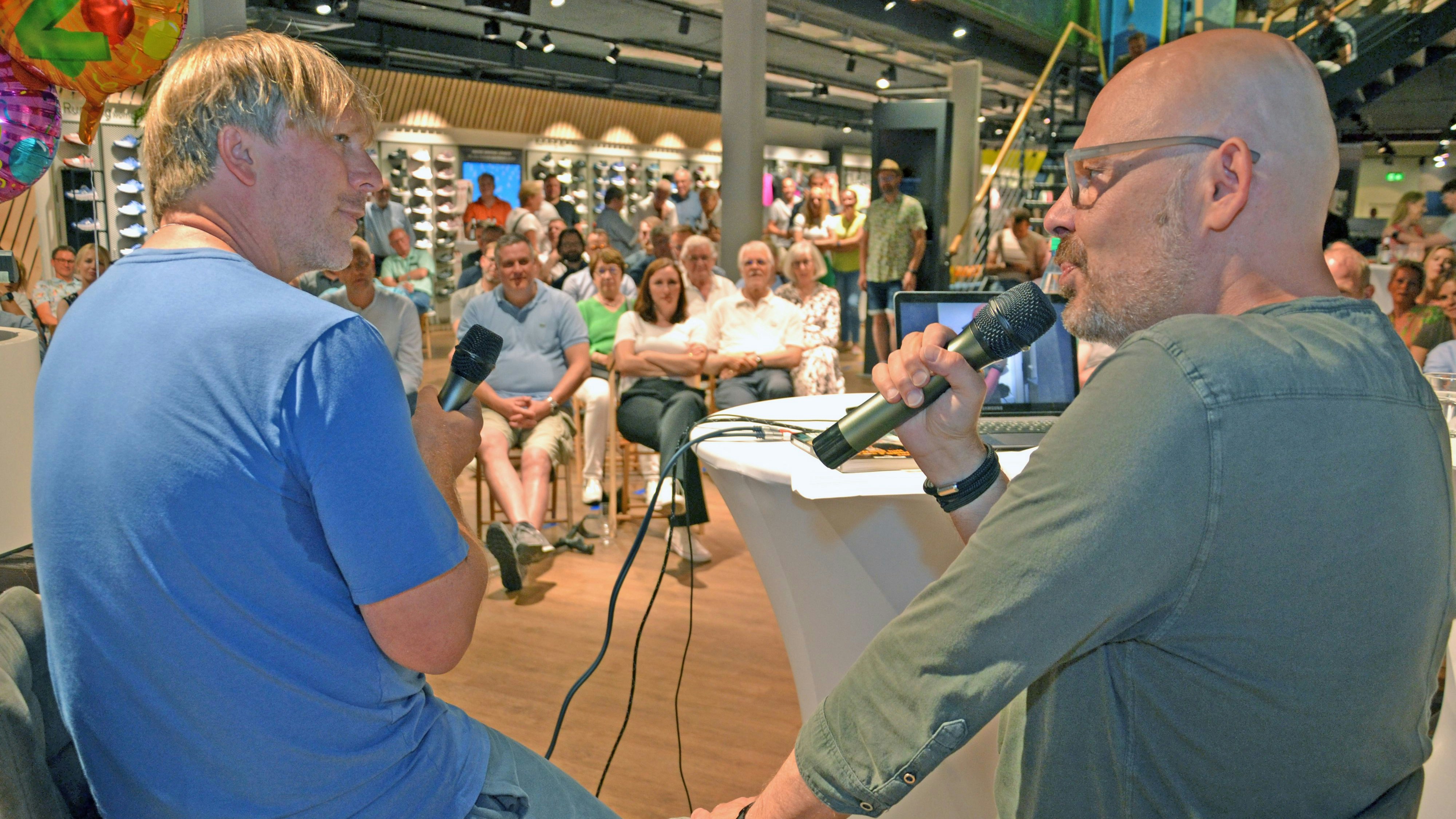 Amüsanter Abend: Ansgar Brinkmann (links) und Peter Schultz präsentierten amüsante Fußballgeschichten. Foto: Bernd Götting