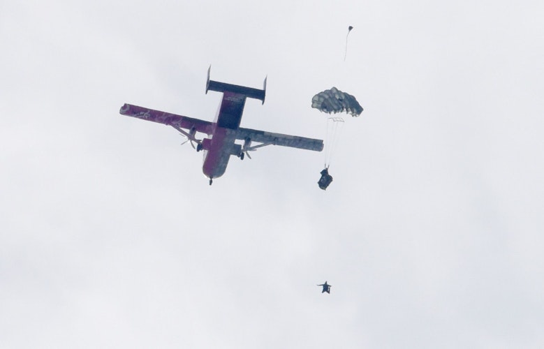 In 3000 Metern Höhe verlassen die Springer das Flugzeug. Der erste Sportler filmt, während Ralf Grabowsky noch auf dem Paket liegt und sich der Fallschirm automatisch öffnet. Foto: Thomas Vorwerk