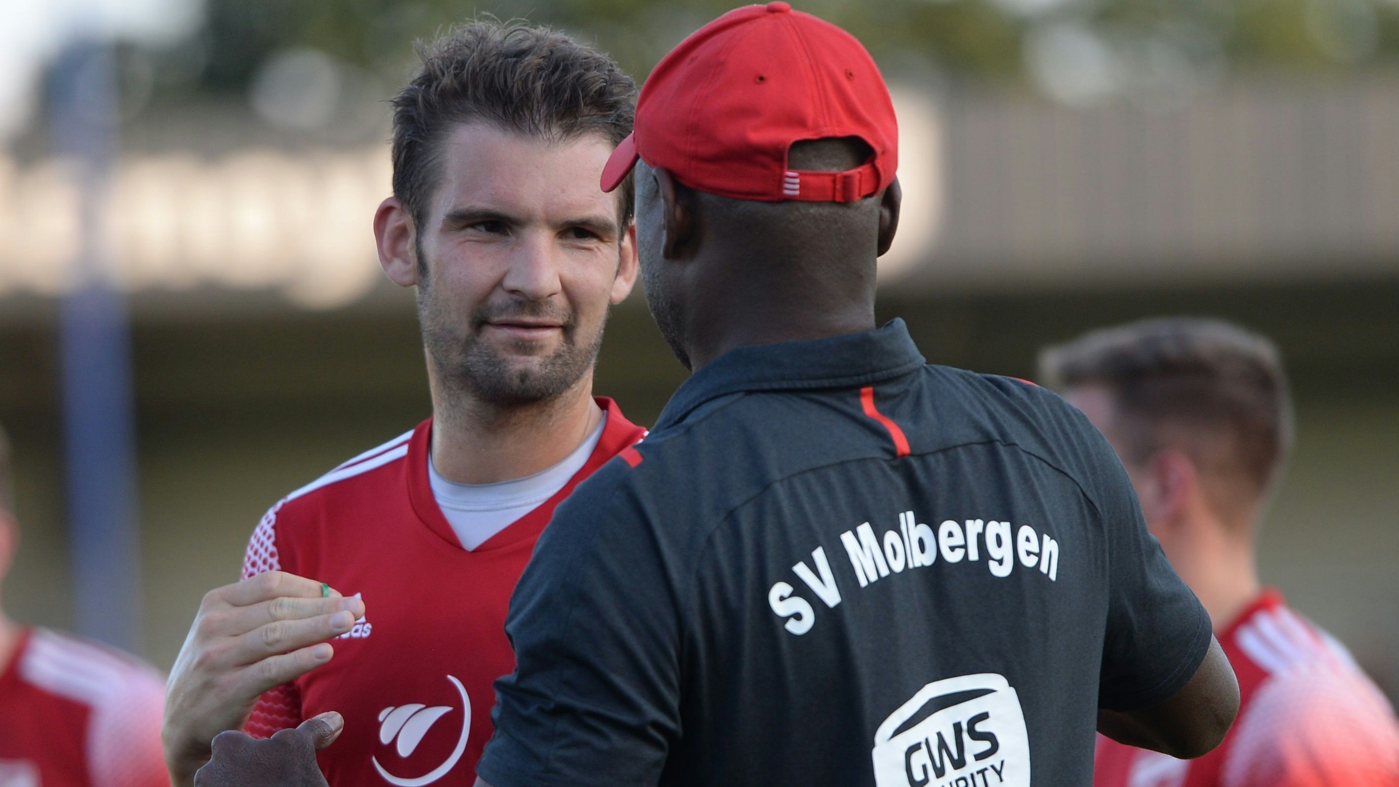 Co-Trainer und Führungsspieler: Molbergens Kristian Westerveld (links), hier im Gespräch mit Chefcoach Luc Diamesso. Foto: Langosch