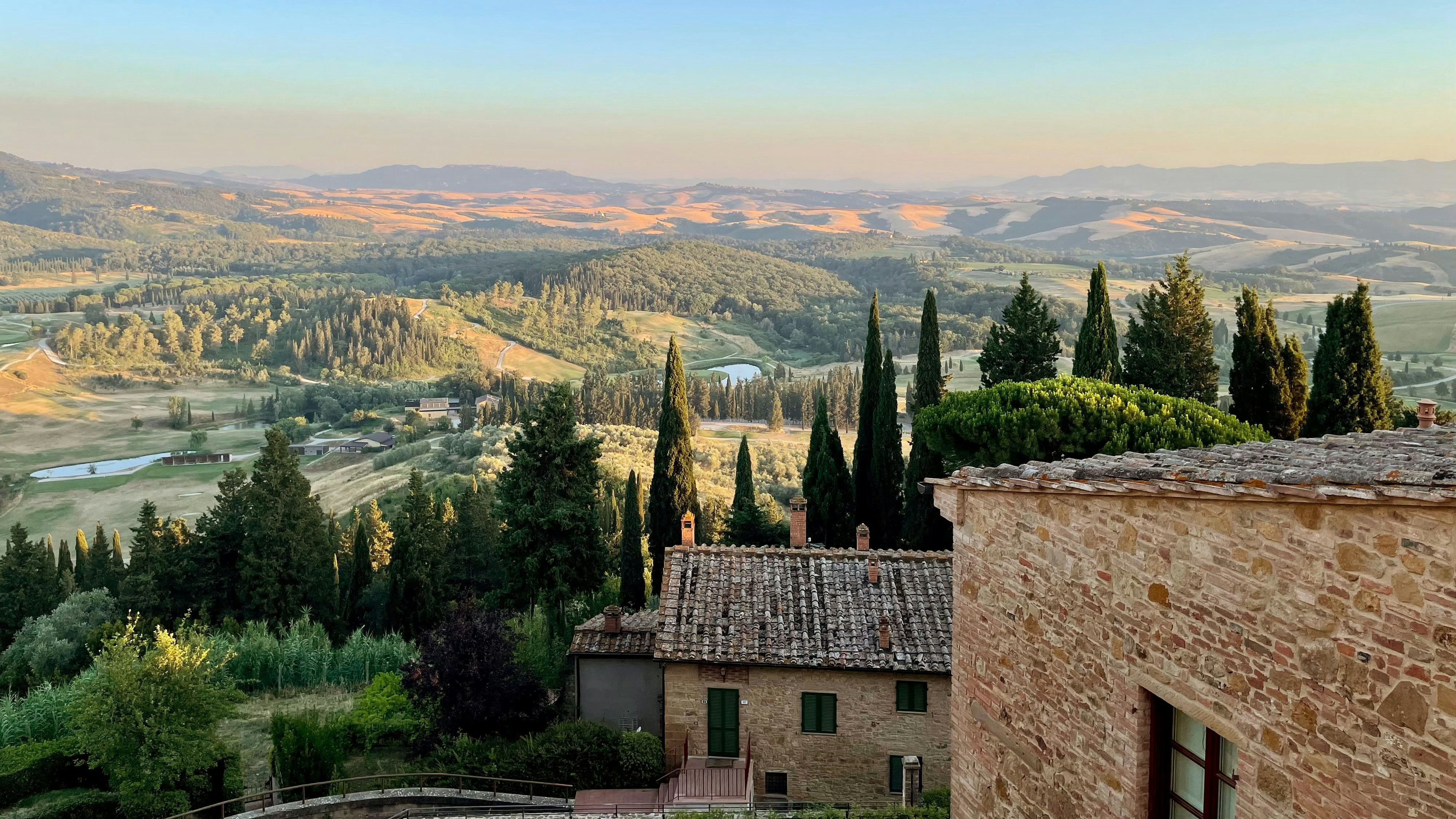Von Castelfalfi aus entfaltet sich dieses bilderbuchartige Toskana-Panorama. Foto: Bernhard Krieger/dpa-tmn