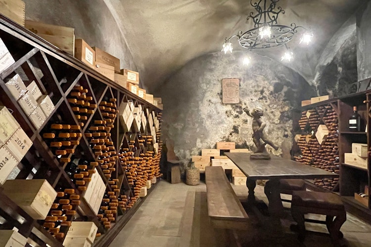 Im Weingut Tignanello lagern unzählige Supertoskaner. Kenner sagen: Mit diesem Wein begann eine neue Chianti-Ära. Foto: Bernhard Kriegerdpa-tmn 