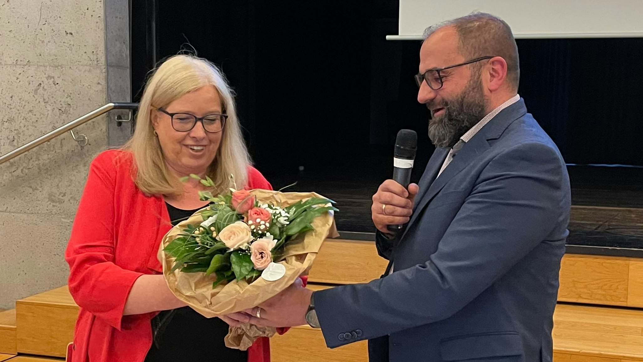 Friesoythes Bürgermeister Sven Stratmann gratuliert der Ersten Stadträtin Heidrun Hamjediers zur Wiederwahl. Foto: Stix