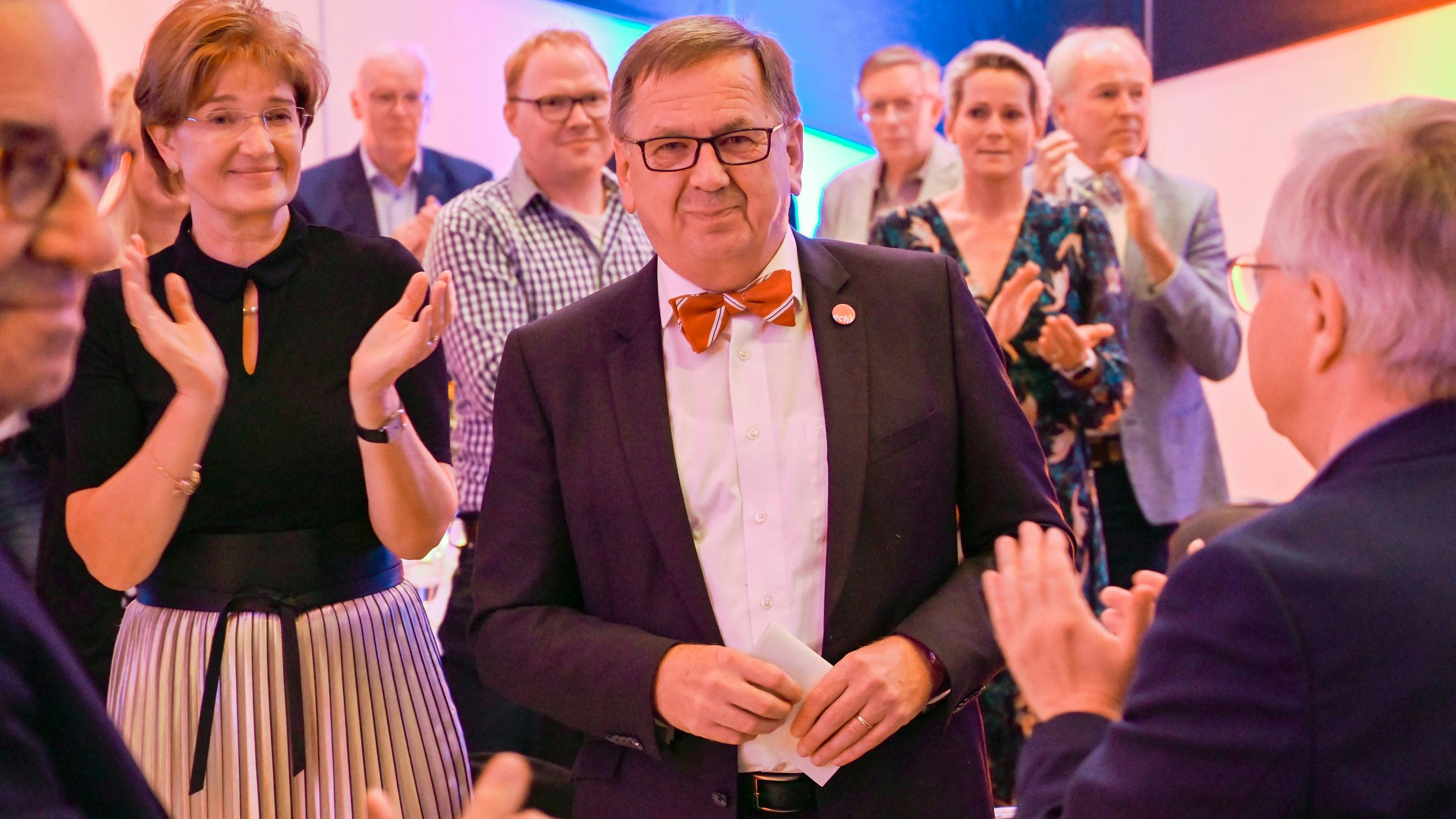 Stehende Ovationen: Bürgermeister Dr. Wolfgang Wiese wurde mit einer Feierstunde in der Stadthalle verabschiedet. Foto: Hermes