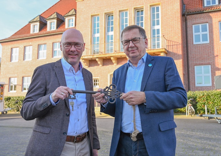 Schlüsselübergabe: Dr. Wolfgang Wiese (rechts) gibt das Amt an Neidhard Varnhorn ab. Foto: Hermes