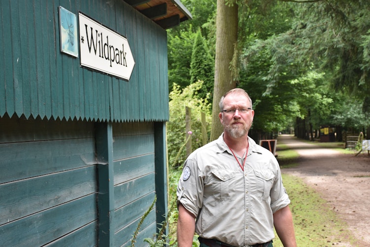 Den Wildpark kennt niemand besser als er: Förster Simon Helmes wird  das Areal auch die nächsten 2 Jahre betreuen. Foto: Böckmann