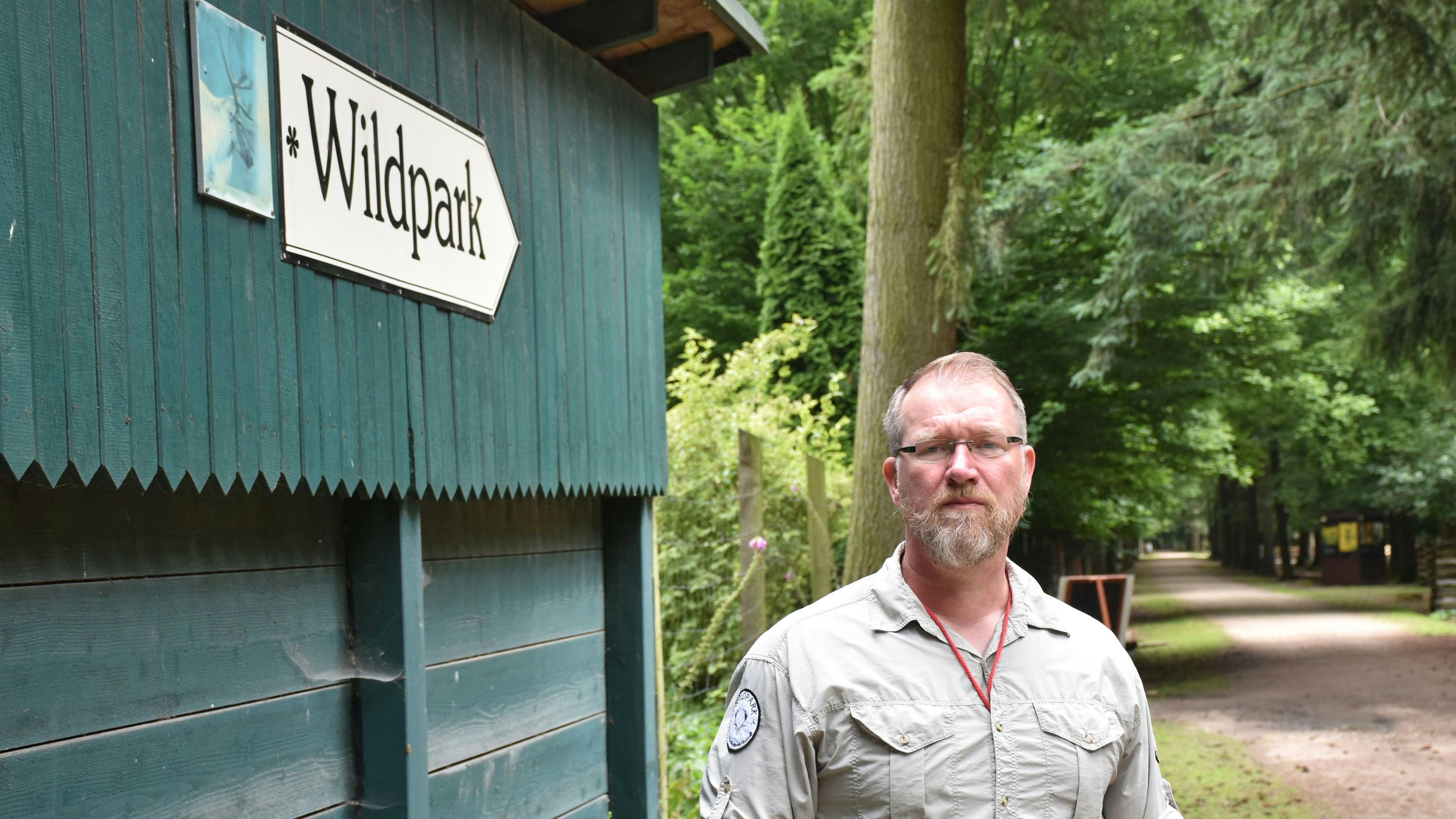 Den Wildpark kennt niemand besser als er: Förster Simon Helmes wird aller Voraussicht nach weiter das Areal betreuen. Foto: Böckmann