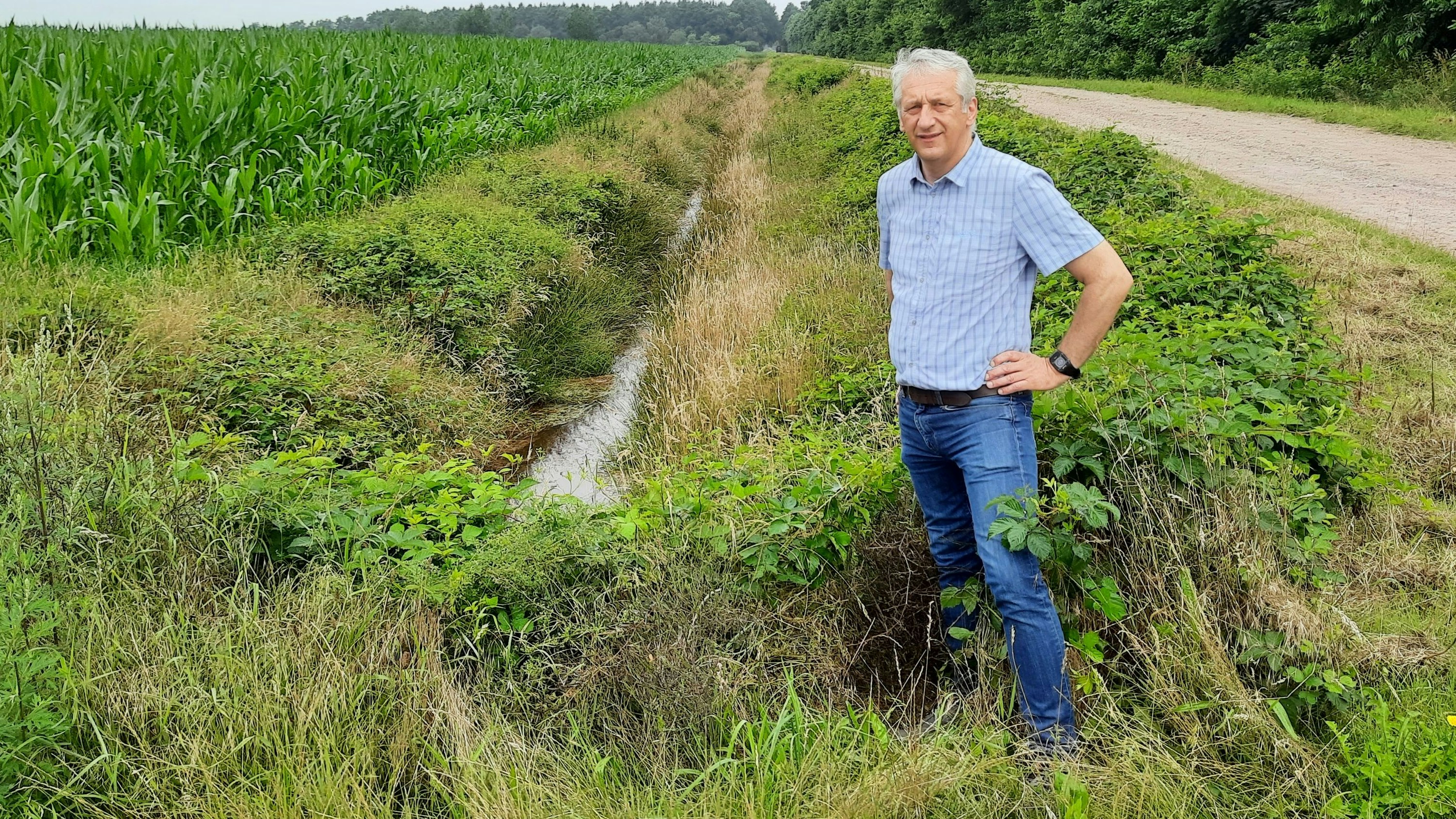 Wasseracht-Geschäftsführer Martin Windhaus erläutert, wie der Graben entlang des Direktor-Sperl-Weges das Wasser aus einem 400 Hektar großen Gebiet abführt.&nbsp; &nbsp;Foto: Stix