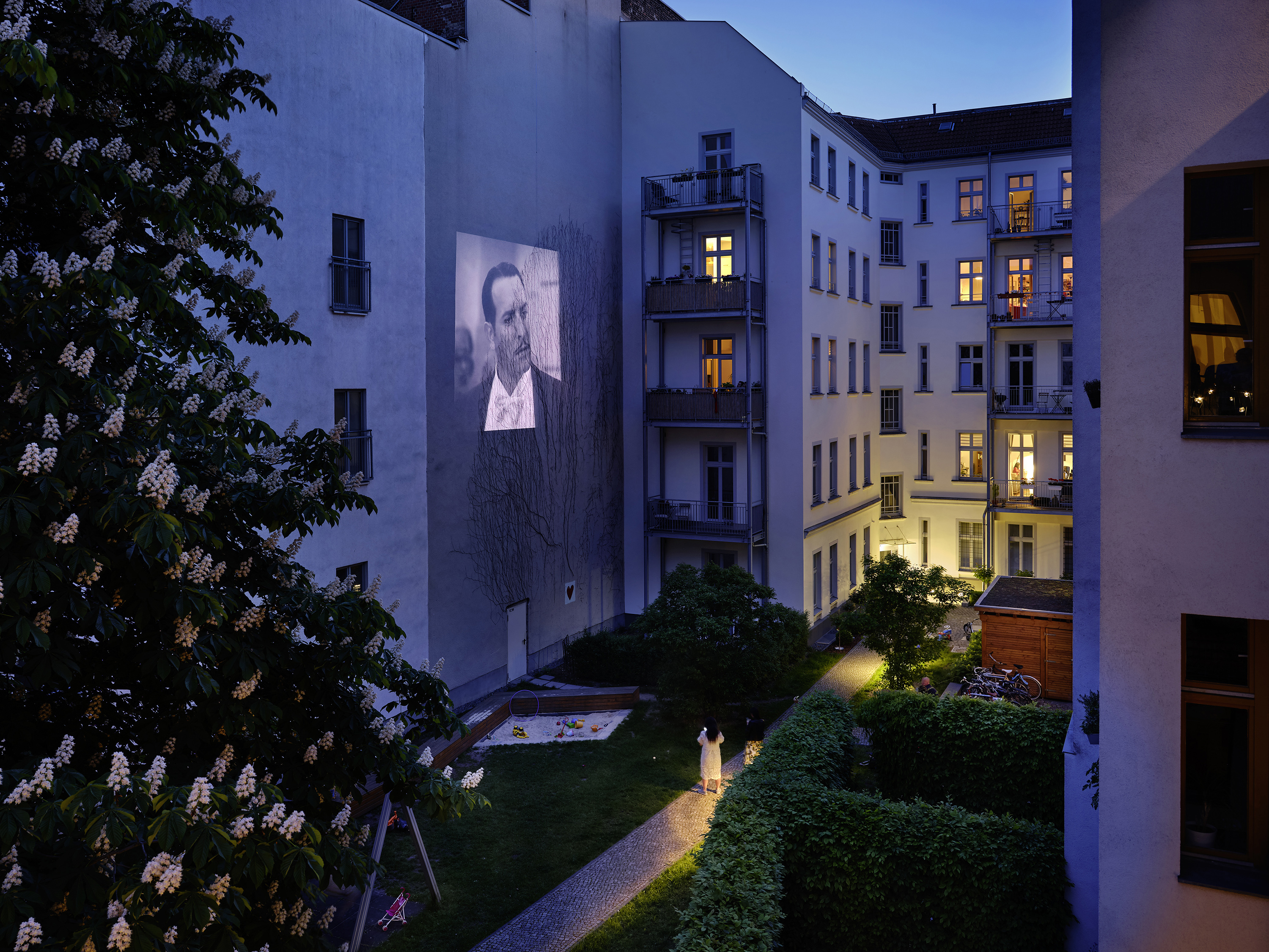 Der Film „The Artist“ wird in einem Hinterhof im Berliner Stadtteil Wedding gezeigt. Foto:&nbsp;Joris van Velzen