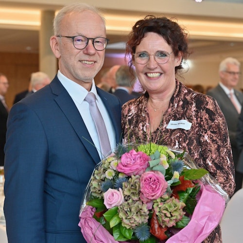 Blumen zum Abschied: Landrat Herbert Winkel und seine Frau Ulrike. Foto: M. Niehues