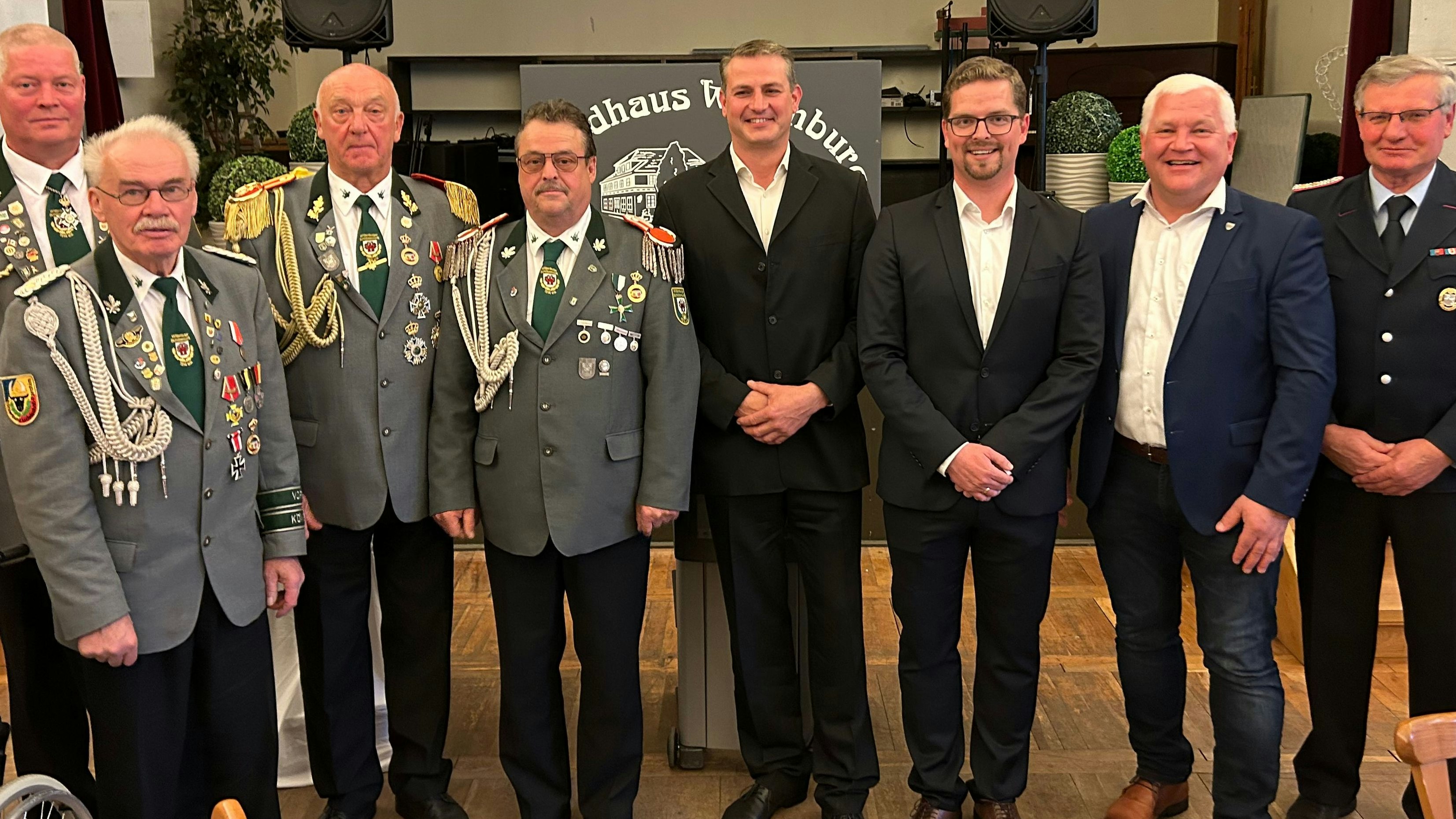 Unter Freunden: Burkhard Sibbel (2. von rechts) war zum Jahresempfang der Stadt Wittenburg eingeladen. Dort wurde er von Bürgermeister Christian Greger (3. von rechts) und Bürgervorsteher Marcel Schulz (4. von rechts) begrüßt. Foto: Stadt Wittenburg