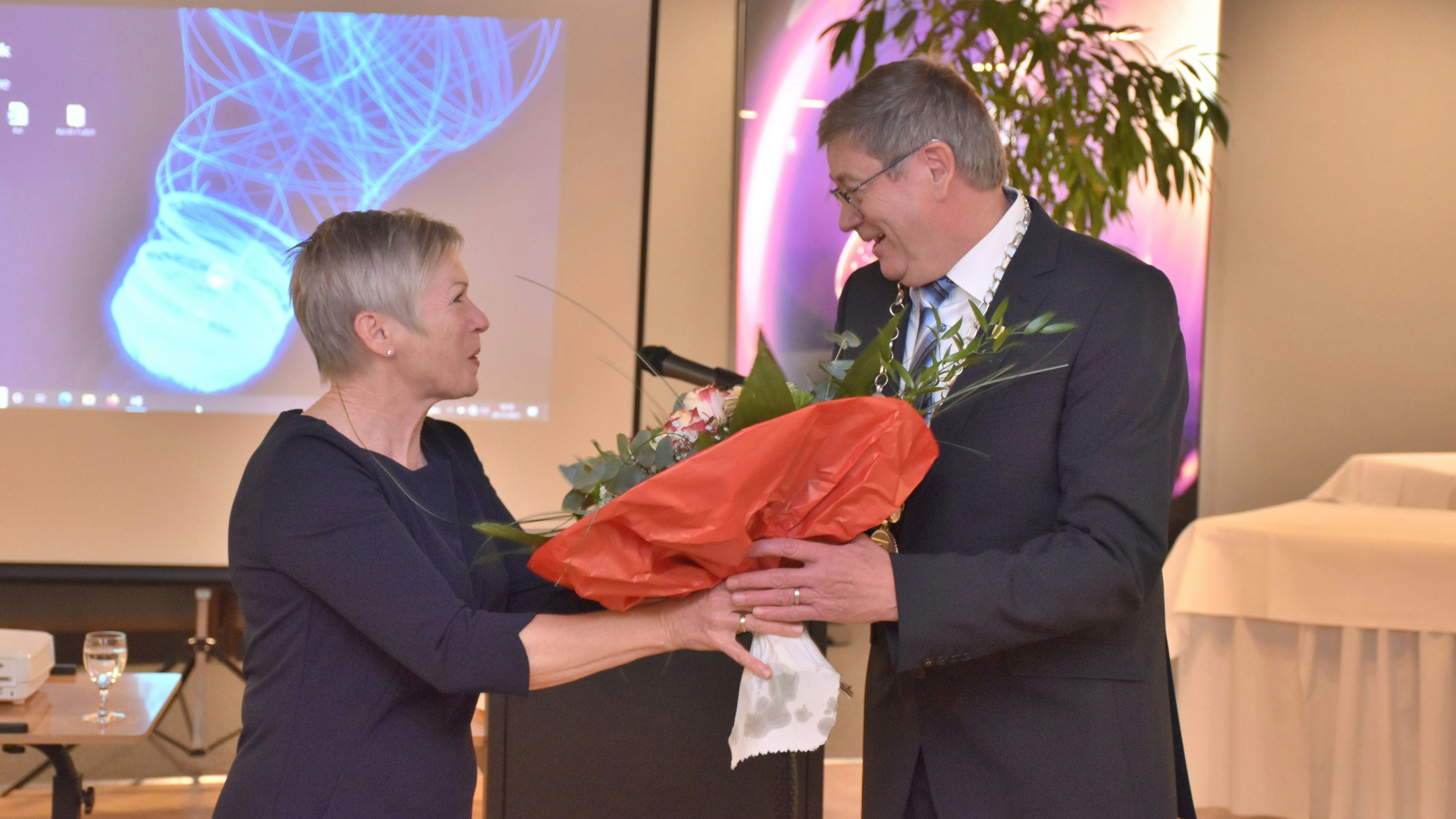 Blumen zur Vereidigung: Die Altersvorsitzende Susanne Witteriede gratuliert dem neuen Bürgermeister Carl Heinz Putthoff. Foto: Böckmann