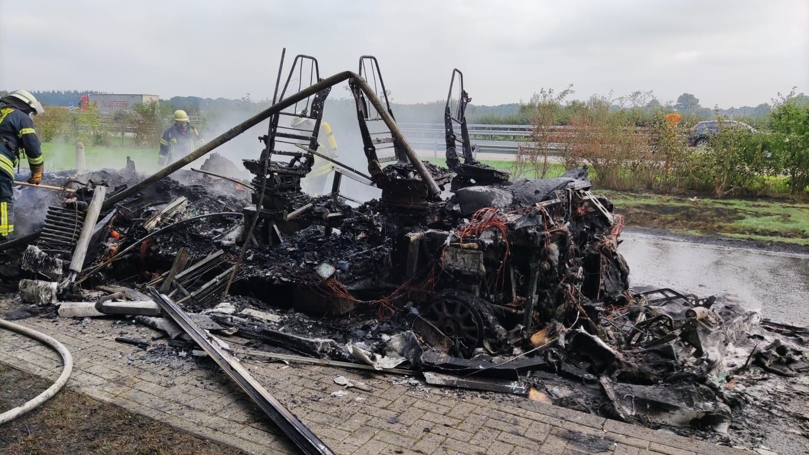 Das Luxus-Wohnmobil ist durch das Feuer komplett zerstört worden. Foto: Autobahnpolizei Ahlhorn