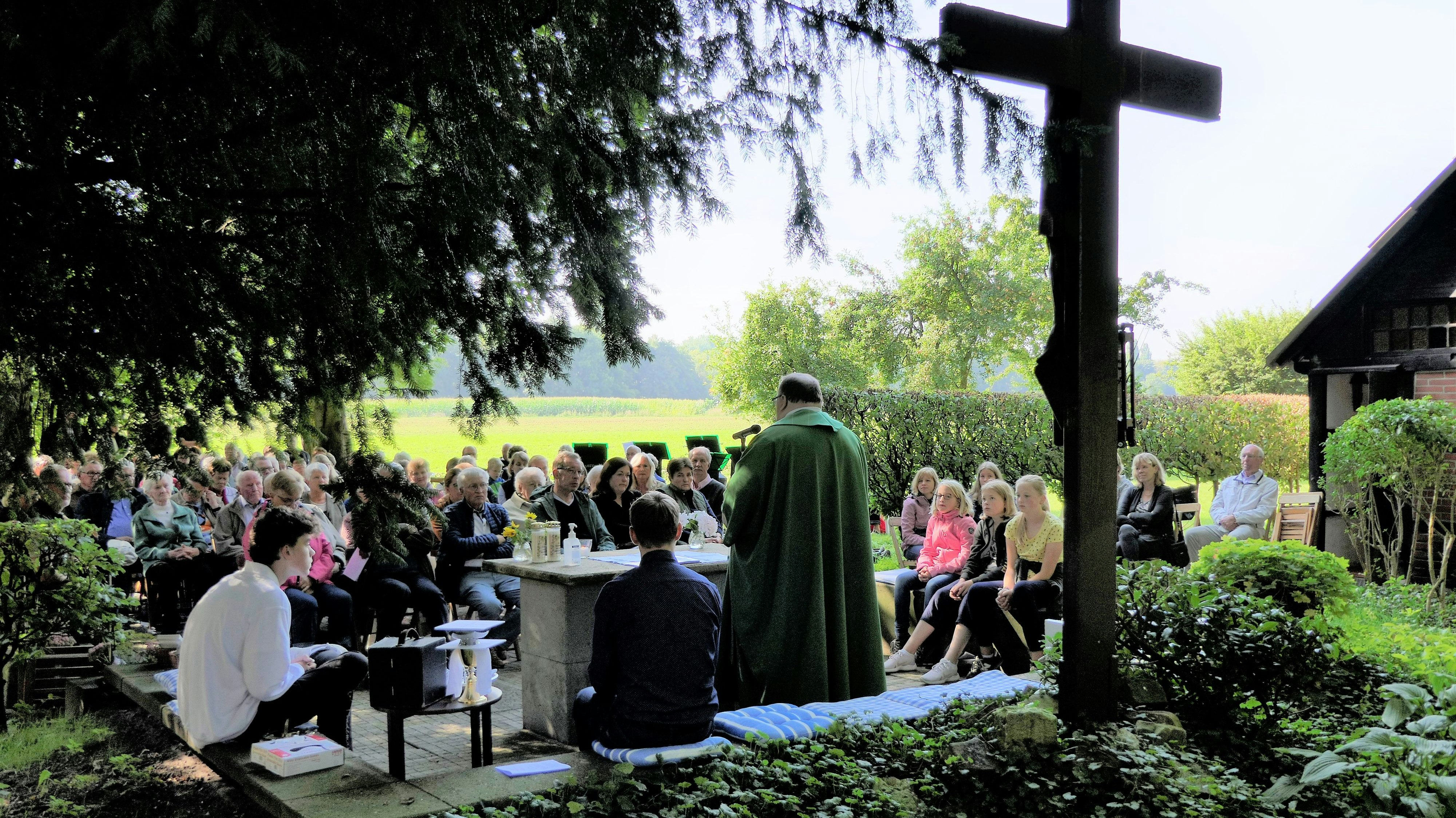 Ein Gottesdienst in der Bahler Idylle: Die Pfarrgemeinde St. Catharina feierte den Abschluss ihrer Veranstaltungsreihe beim Don-Bosco-Heim. Foto: Schumacher
