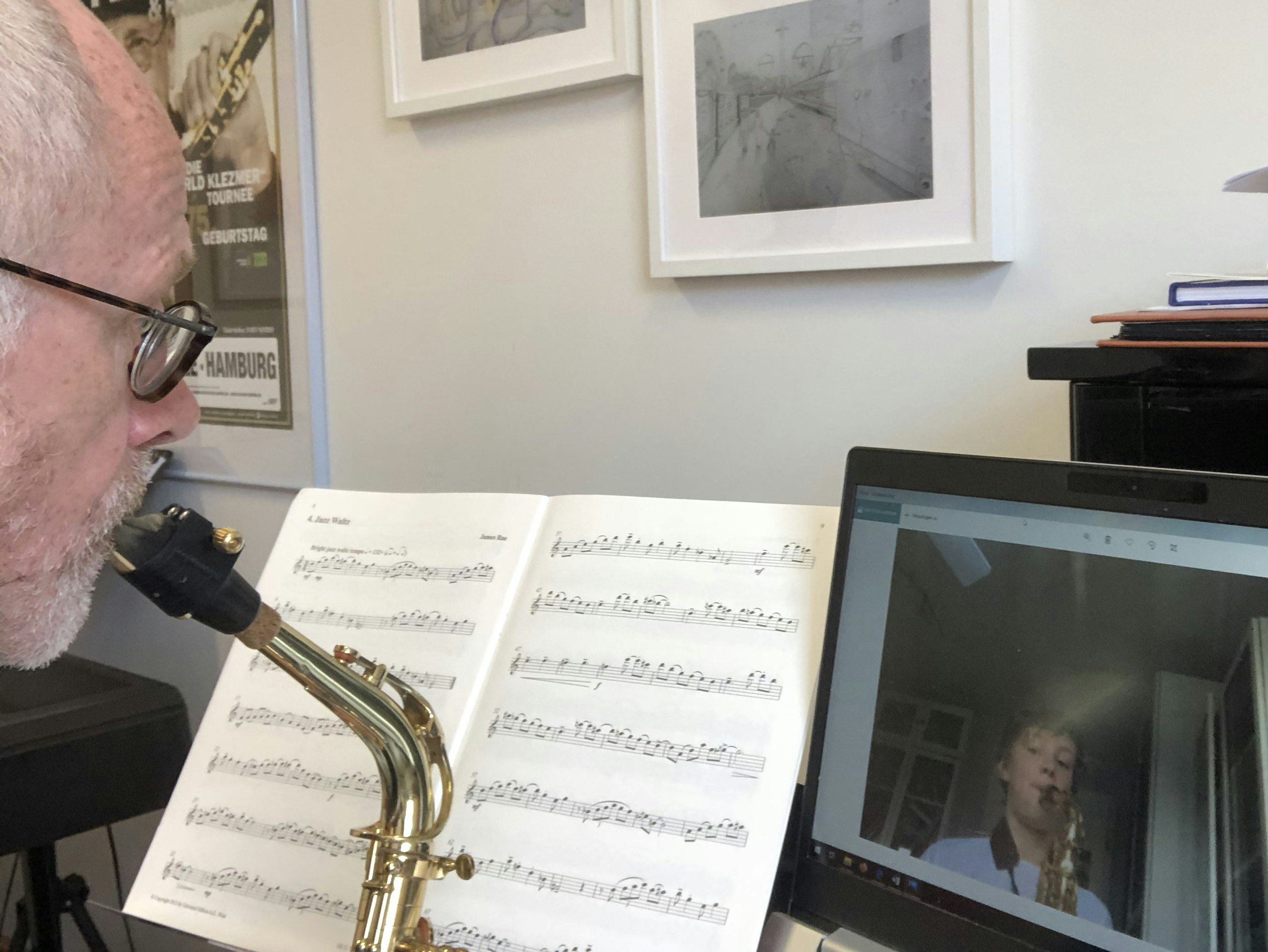 Unterricht per Videochat: Kreismusikschulleiter Rainer Wördemann spielt gemeinsam mit einem Schüler Saxofon. Foto: Heinzel