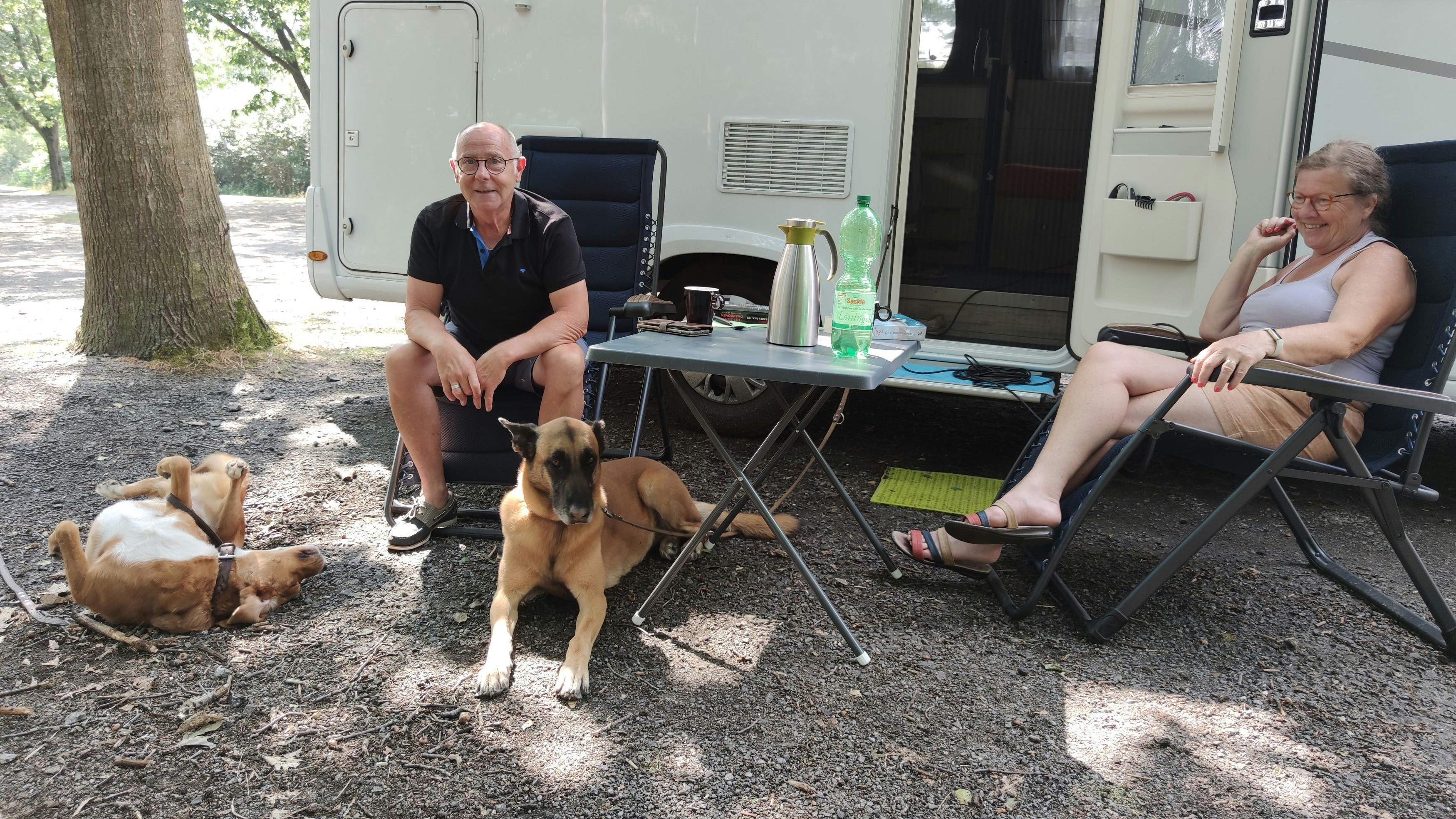 Aus Belgien angereist: Marina de Muylder und Gerrit Decock mit ihren Hunden Eiko und Sky genießen die Ruhe am Dümmer. Foto: Röttgers