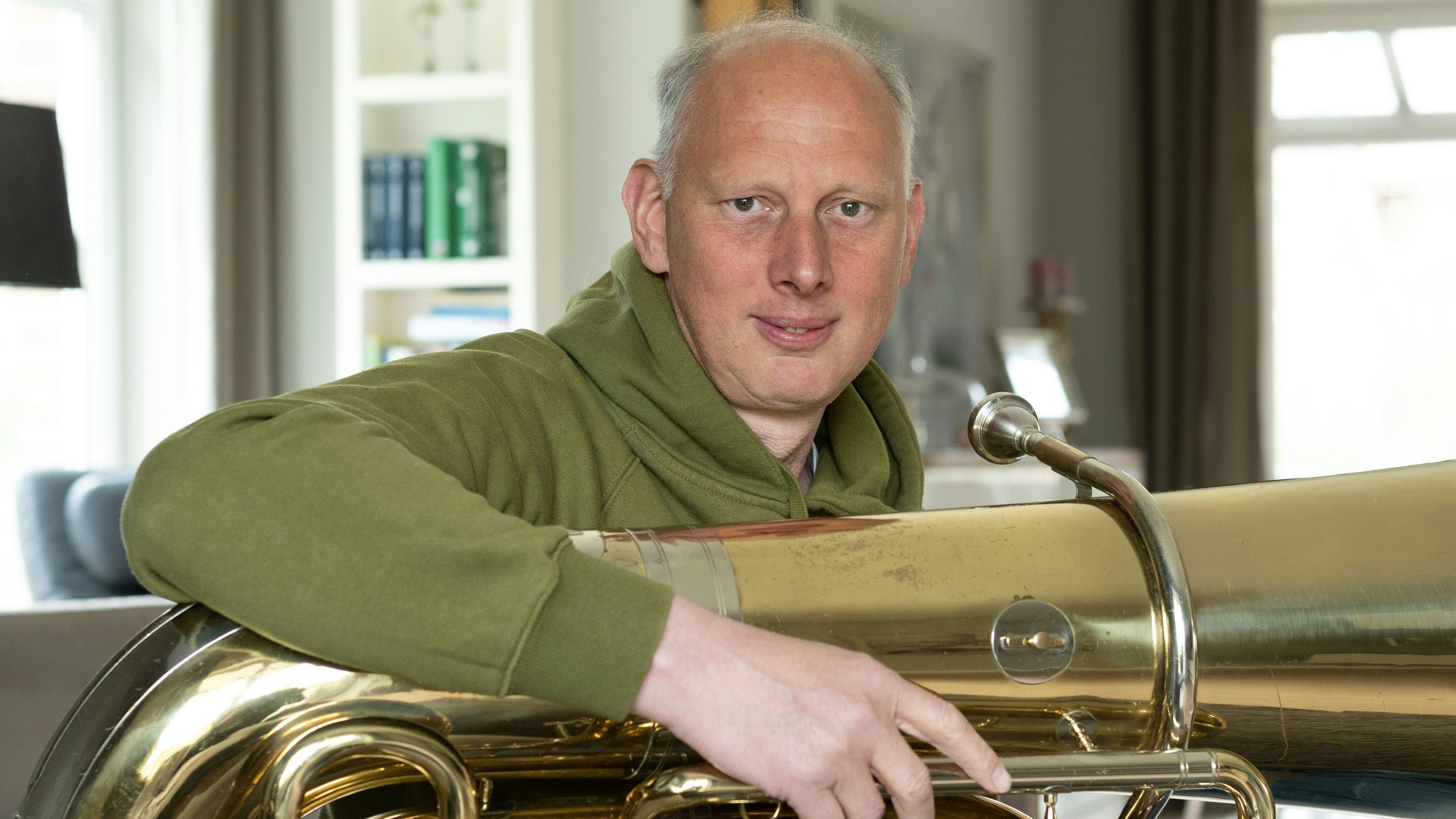 Musik als Hobby: Die Tuba spielt Wolfgang Lüske voller Leidenschaft. Foto: Vorwerk