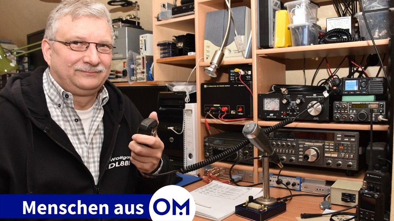 Auf Sendung: Wolfgang Lux in seinem Funkraum – im Fachjargon Shack genannt. Hier finden sich zahlreiche Funkgeräte und Messstationen. Foto: Klöker