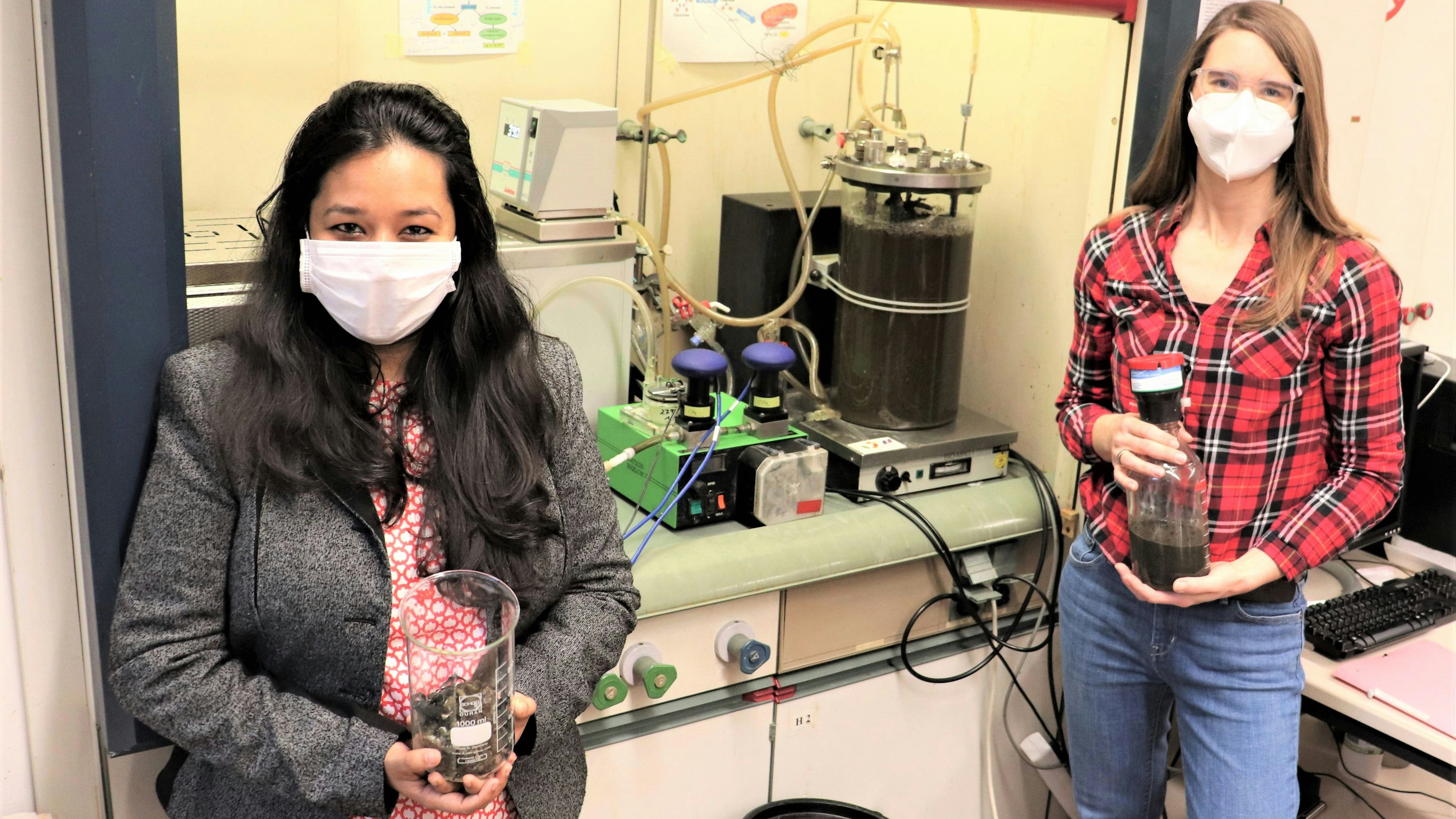 Erforschen die Fermentation verschiedener Substrate in Biogasanlagen: Dr. Preseela Satpathy (links) und Kerstin Wunder. Foto: Hellwig