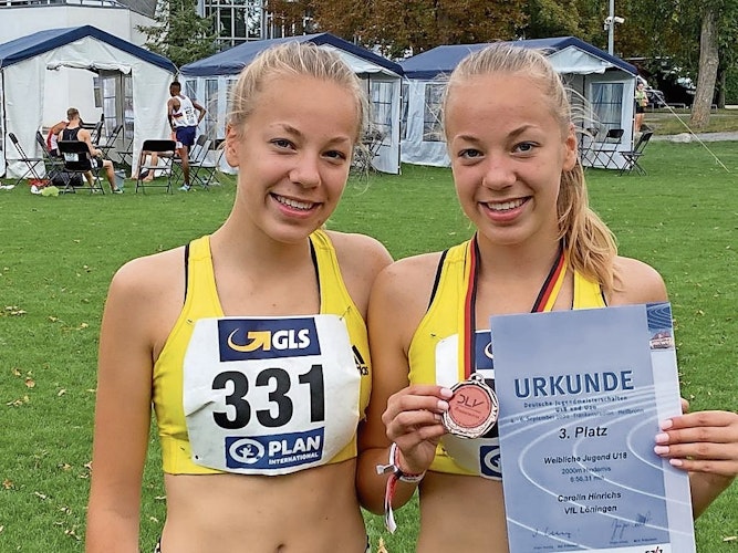 Bronze: Carolin Hinrichs (Löningen, U18, rechts) wurde über 2000 m Hindernis Dritte. Ihre Zwillingsschwester Sophie landete auf Rang zehn. Foto: J. Hinrichs