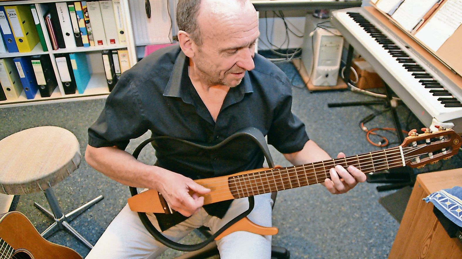 Musik ist für ihn absolut analog: "Zebu" Klaus Dieter Hildebrandt an der Gitarre. Foto: Claudia Wimberg