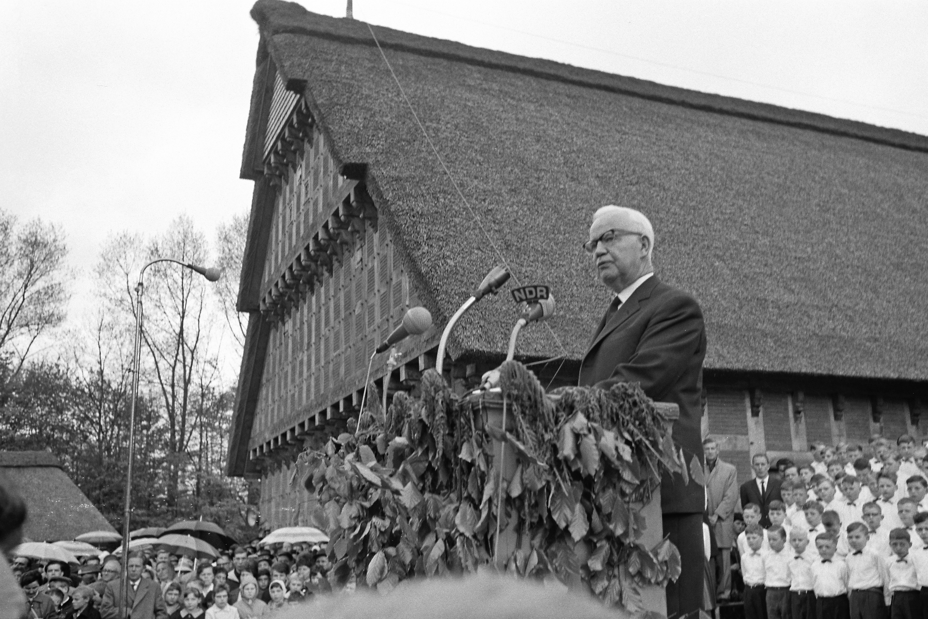 <strong>Ein hoher Gast im Museumsdorf:</strong> Bundespräsident Lübke hält hier am 15. Mai 1962 eine Rede. Das Zurborg-Foto erschien als Titelbild 3./4. Nummer der Heimatblätter des Jahres 1962.