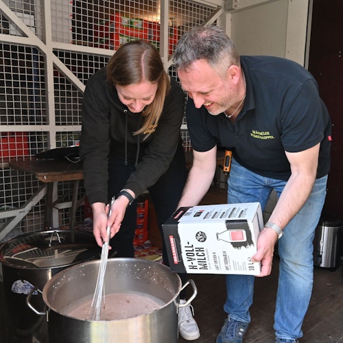 Eingespieltes Küchenteam: Sandra Deddens und Stefan Vocks von der Feuerwehr Scharrel bereiten den Kakao vor, der zum Abendessen gereicht wird. Foto: Vorwerk